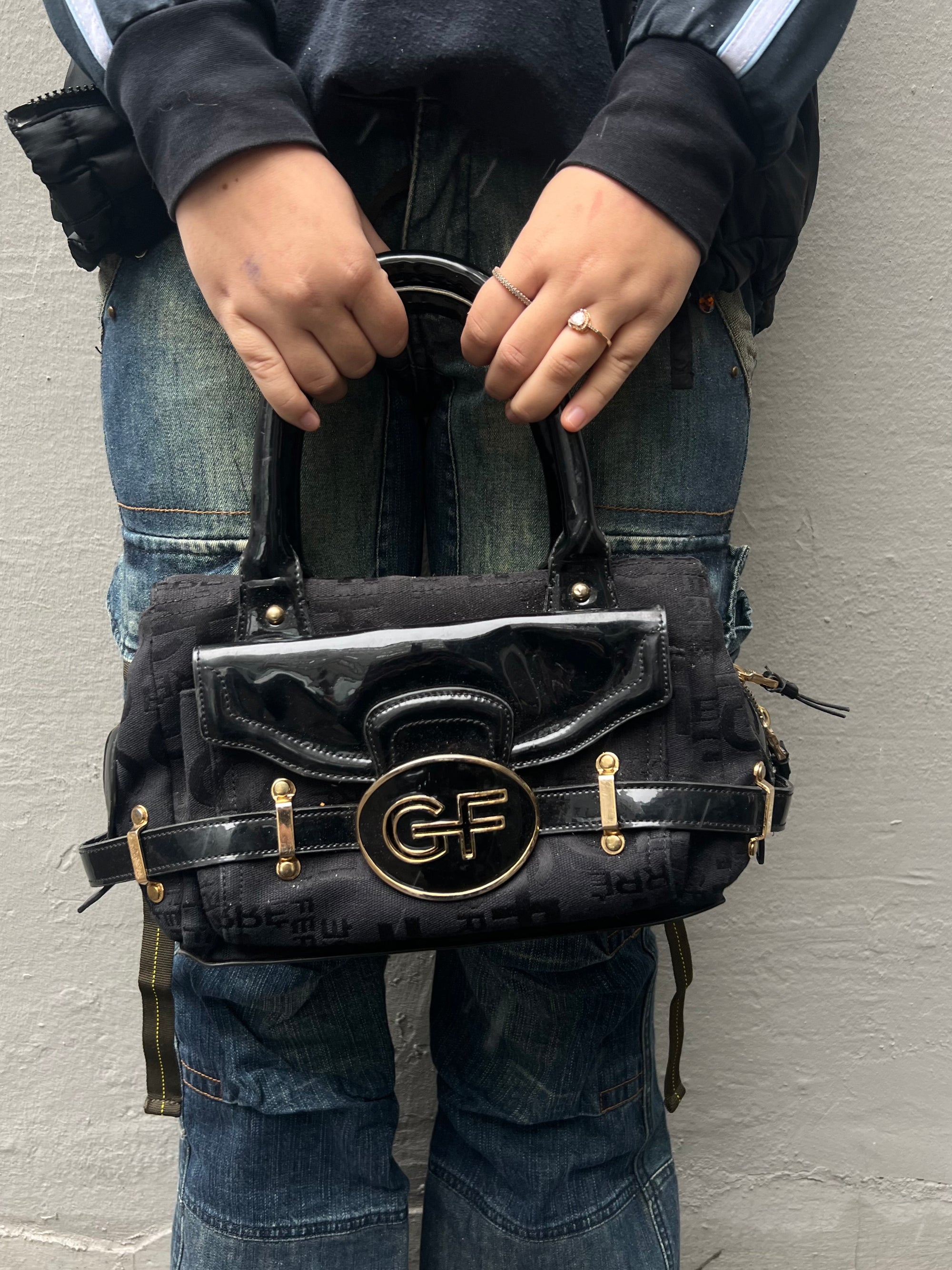 Tragebild von Vintage GF Ferré Mini Bag in Schwarz von vorne.