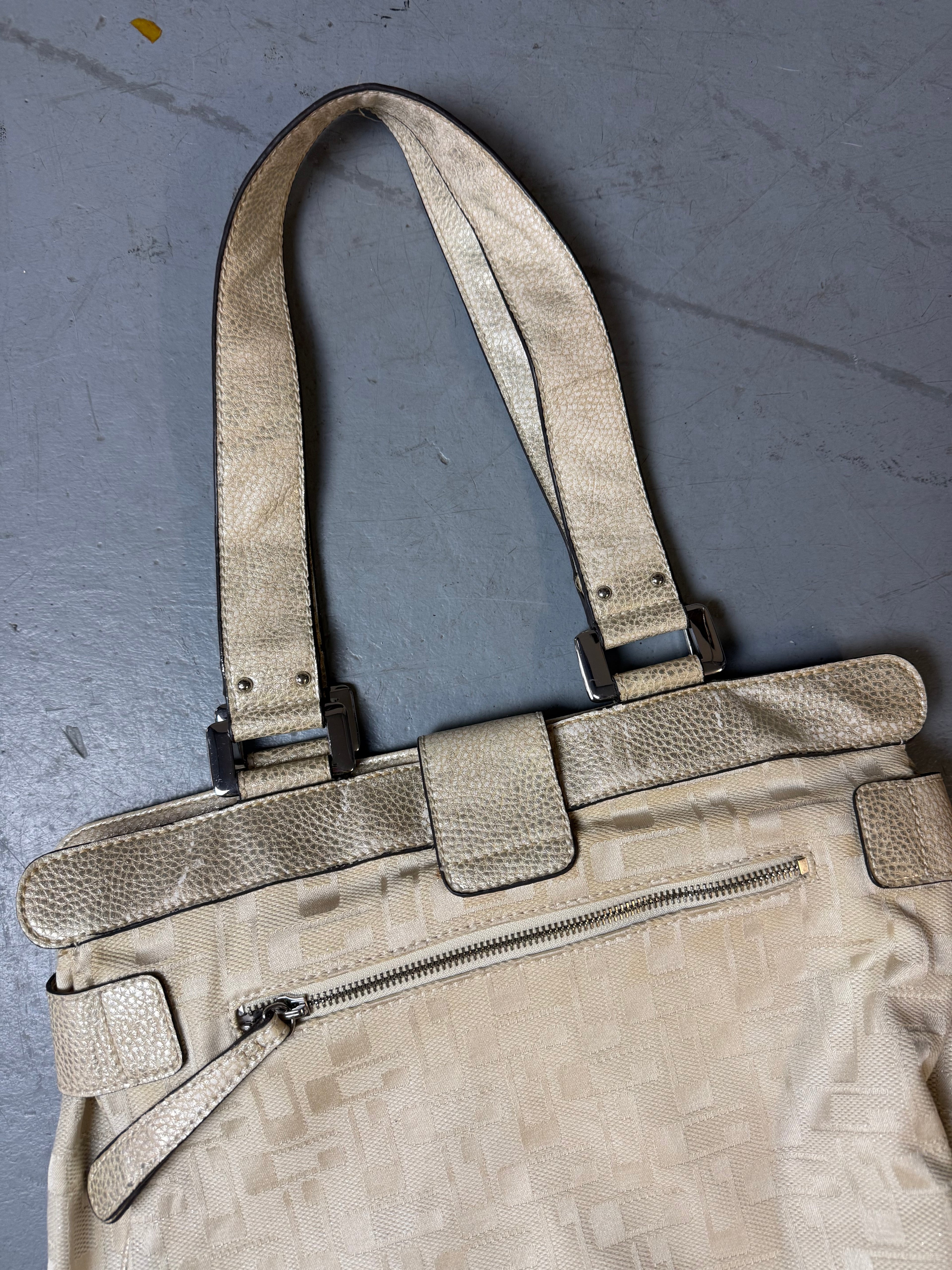 Detailbild von einer Vintage CNTY BAGS Guess Beige Monogram Big Bag von Trägern 