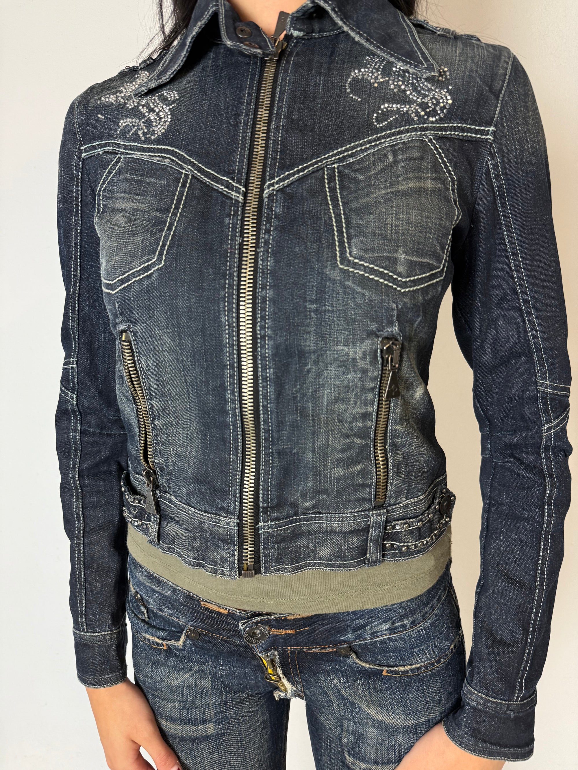 Eine blau-graue Jeansjacke mit strasssteinchen 