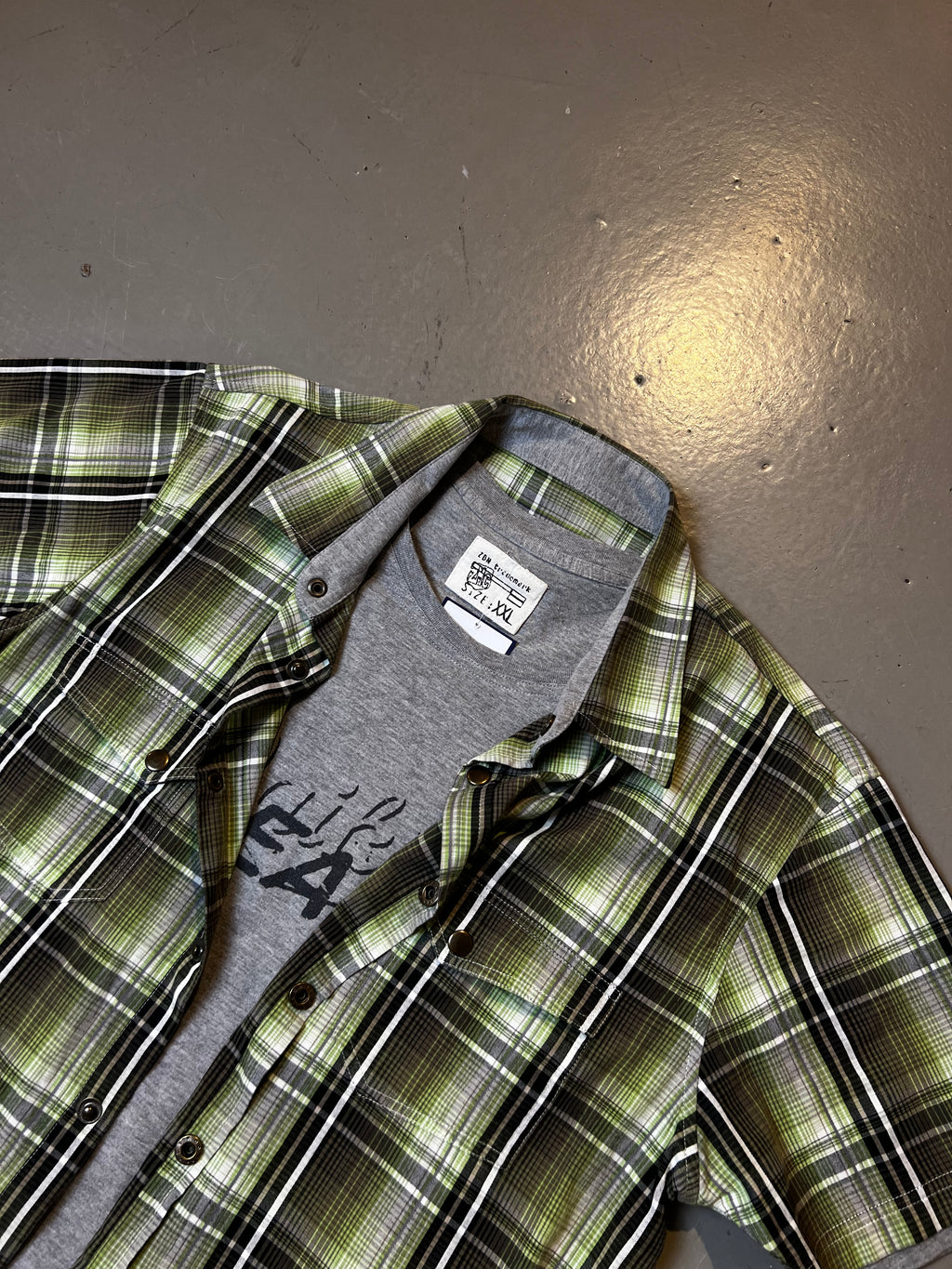 Ein Grün kariertes kurzärmliges Hemd mit einem grauen T-Shirt darunter in XL