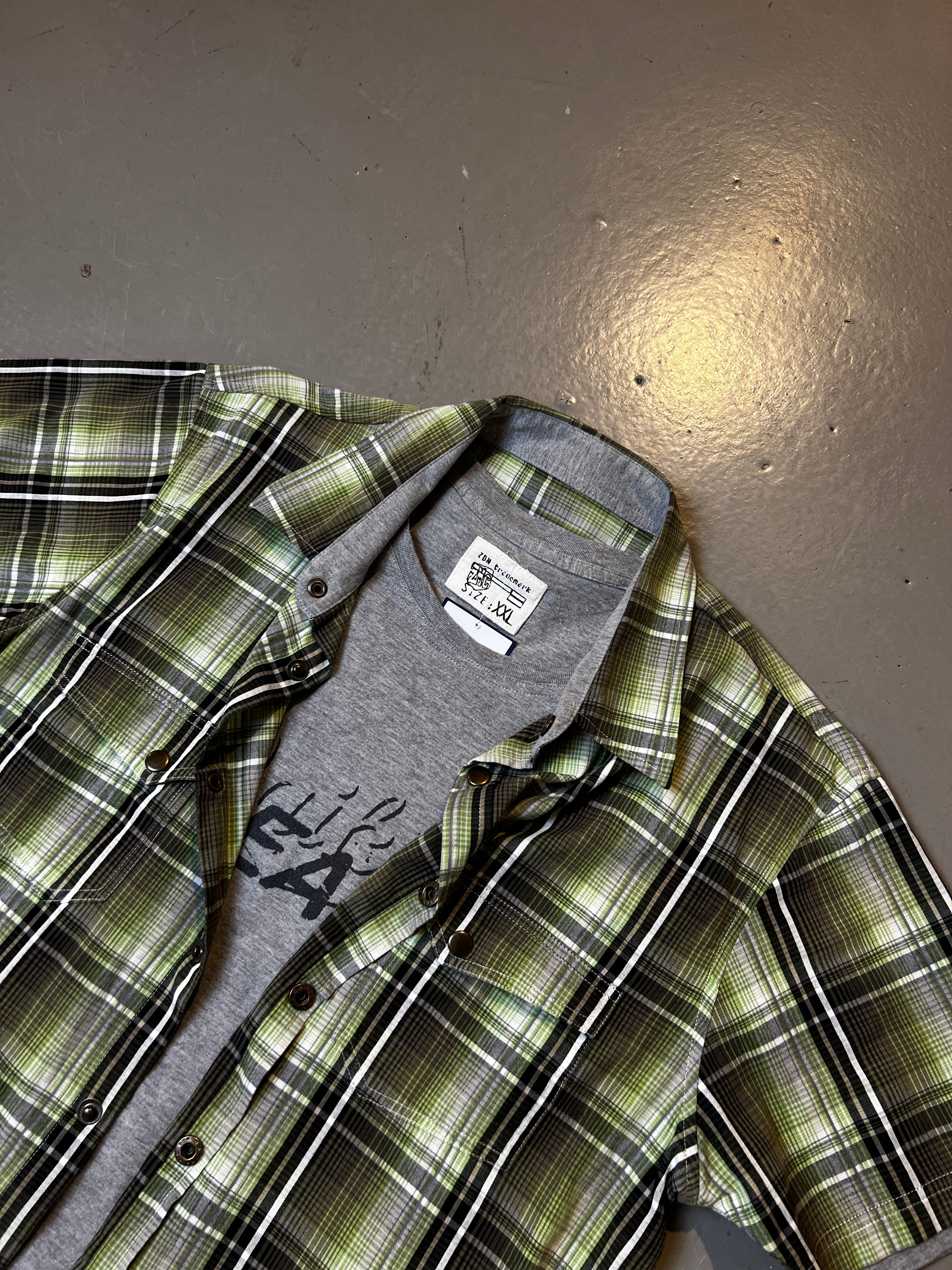 Ein Grün kariertes kurzärmliges Hemd mit einem grauen T-Shirt darunter in XL
