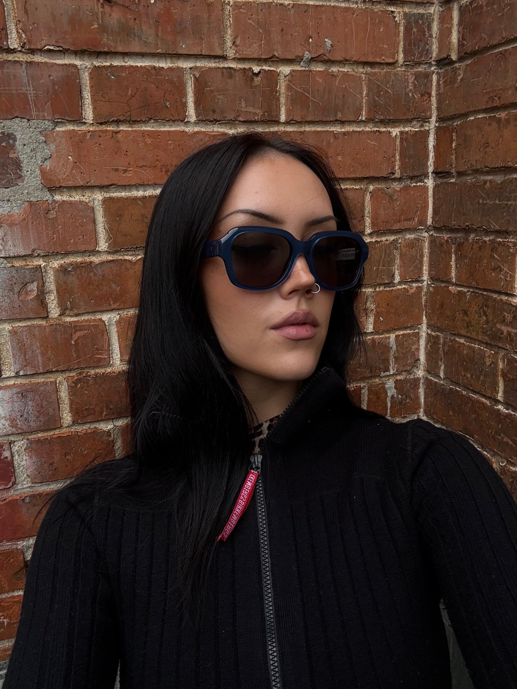 Eine blaue Sonnenbrille von gucci mit großen Gläsern 