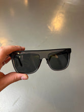 Laden Sie das Bild in den Galerie-Viewer, Auf dem Bild ist die Sonnenbrille von vorne zu sehen.