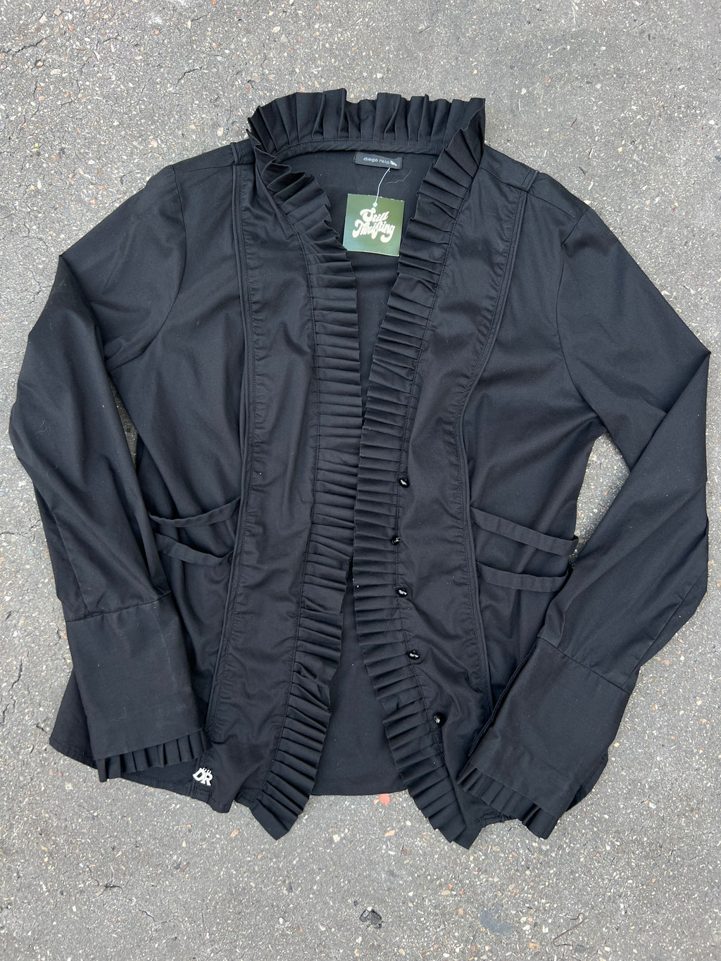 Eine schwarze Bluse von Diego Reiga in S mit Rüschen