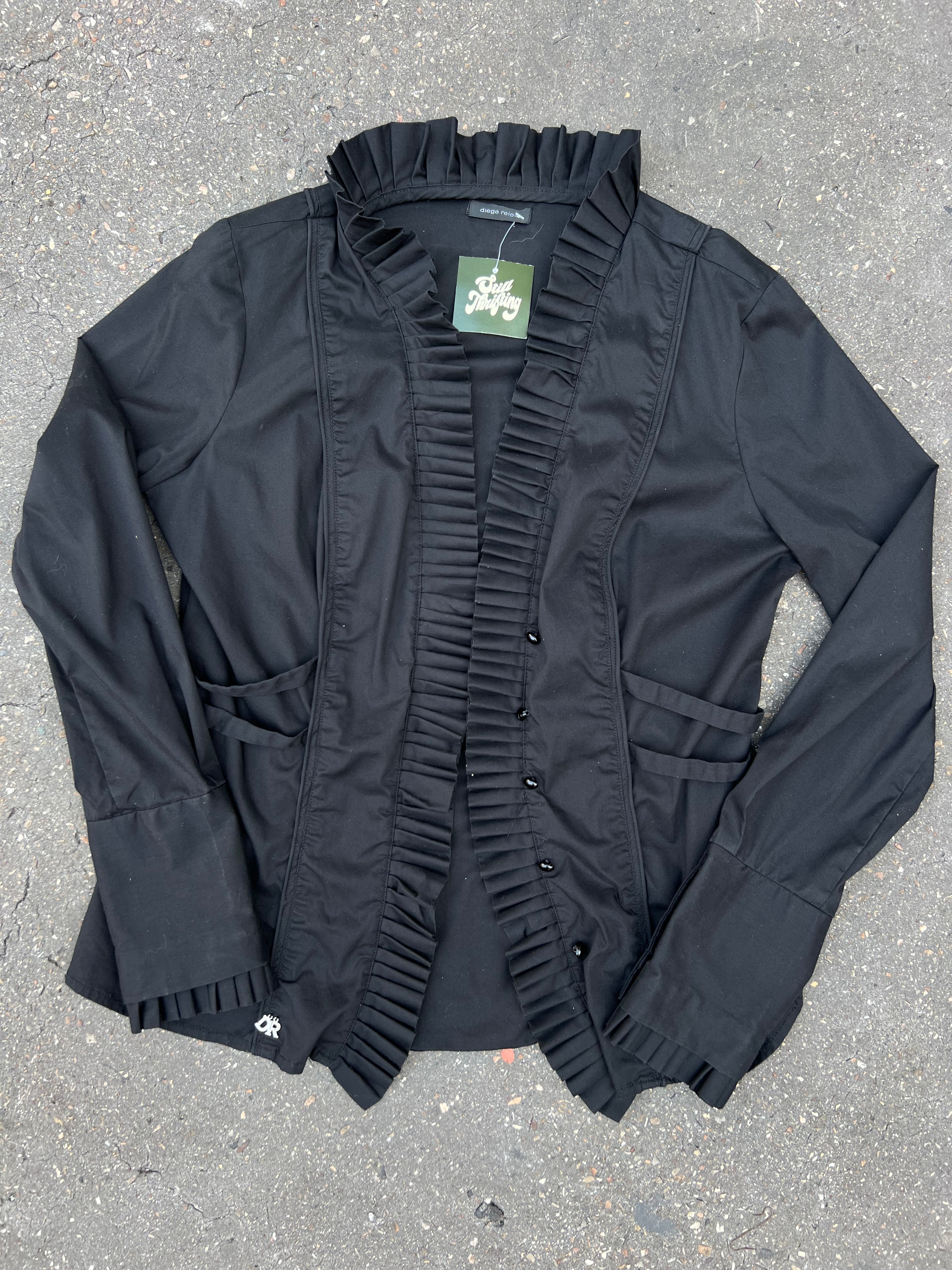 Eine schwarze Bluse von Diego Reiga in S mit Rüschen