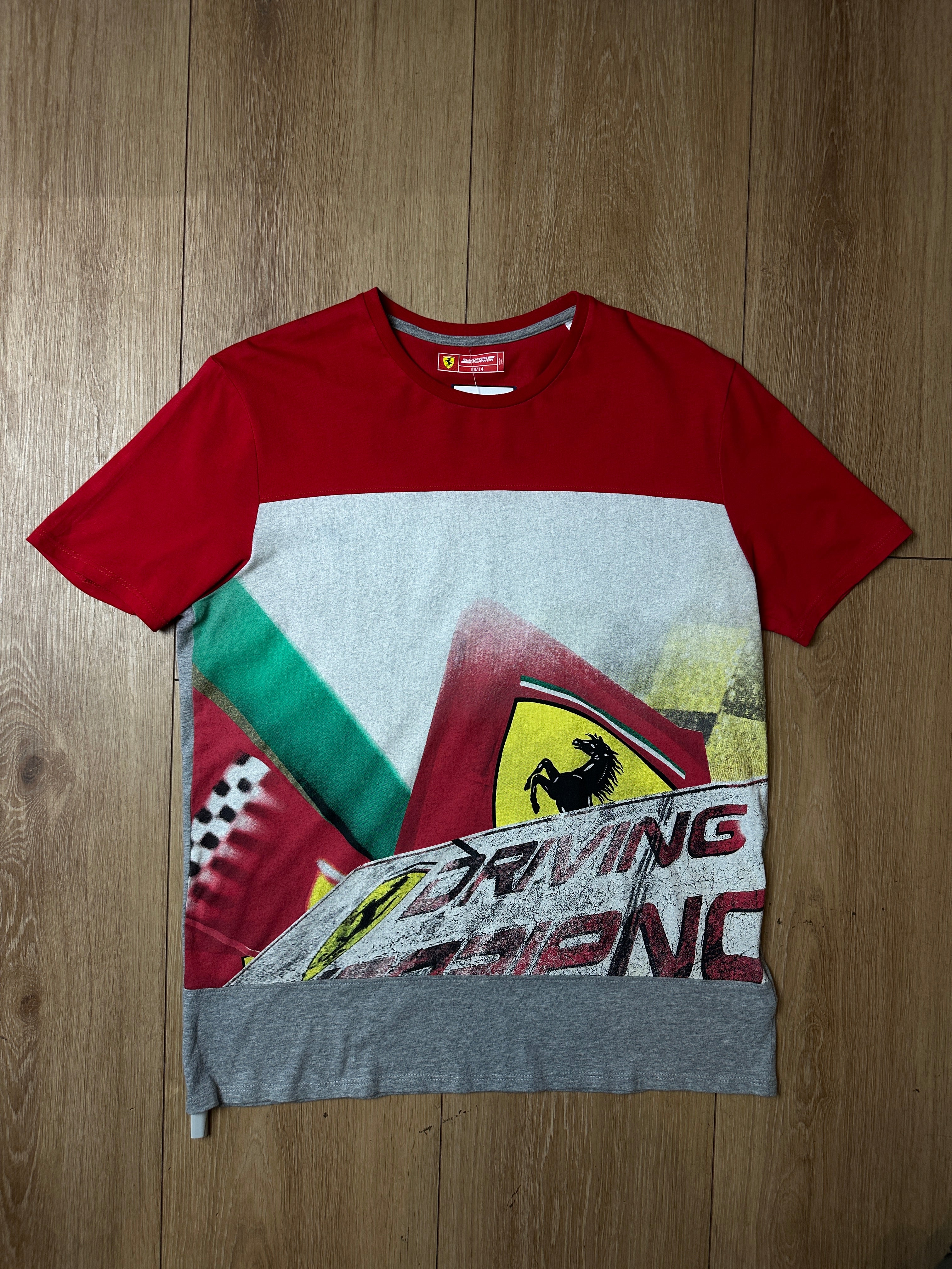 Ein Vintage T-Shirt von Ferarri mit Logo Print in weiß grün und rot 