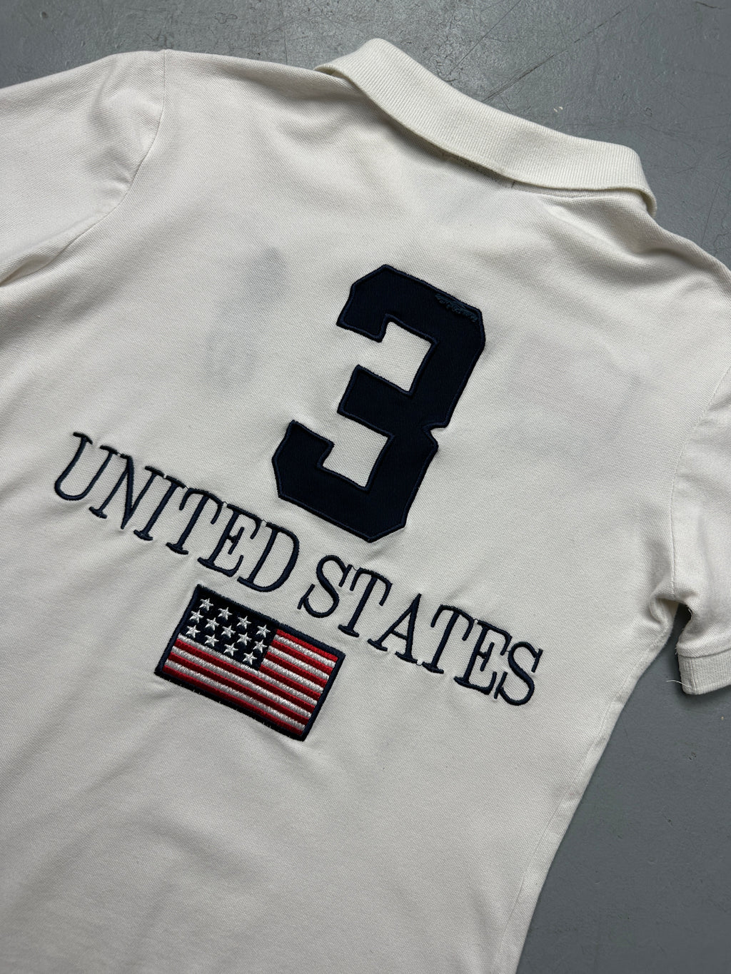 Vintage Polo Ralph Lauren White USA Polo Shirt mit Flagge für Frauen. Y2K Second Hand 2000s Fashion