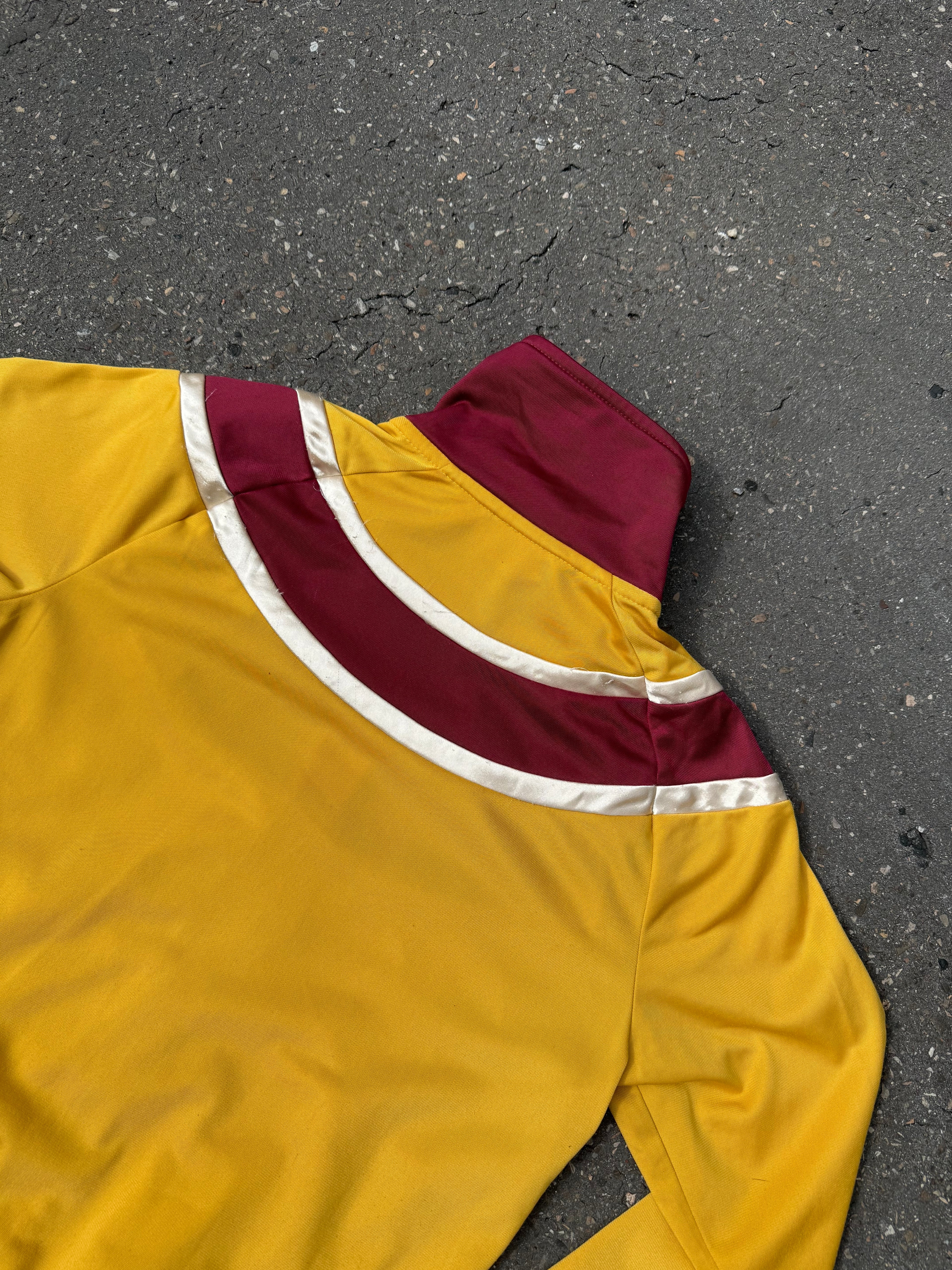 Eine gelb rote Puma Trackjacke im Sporty Y2K Look 