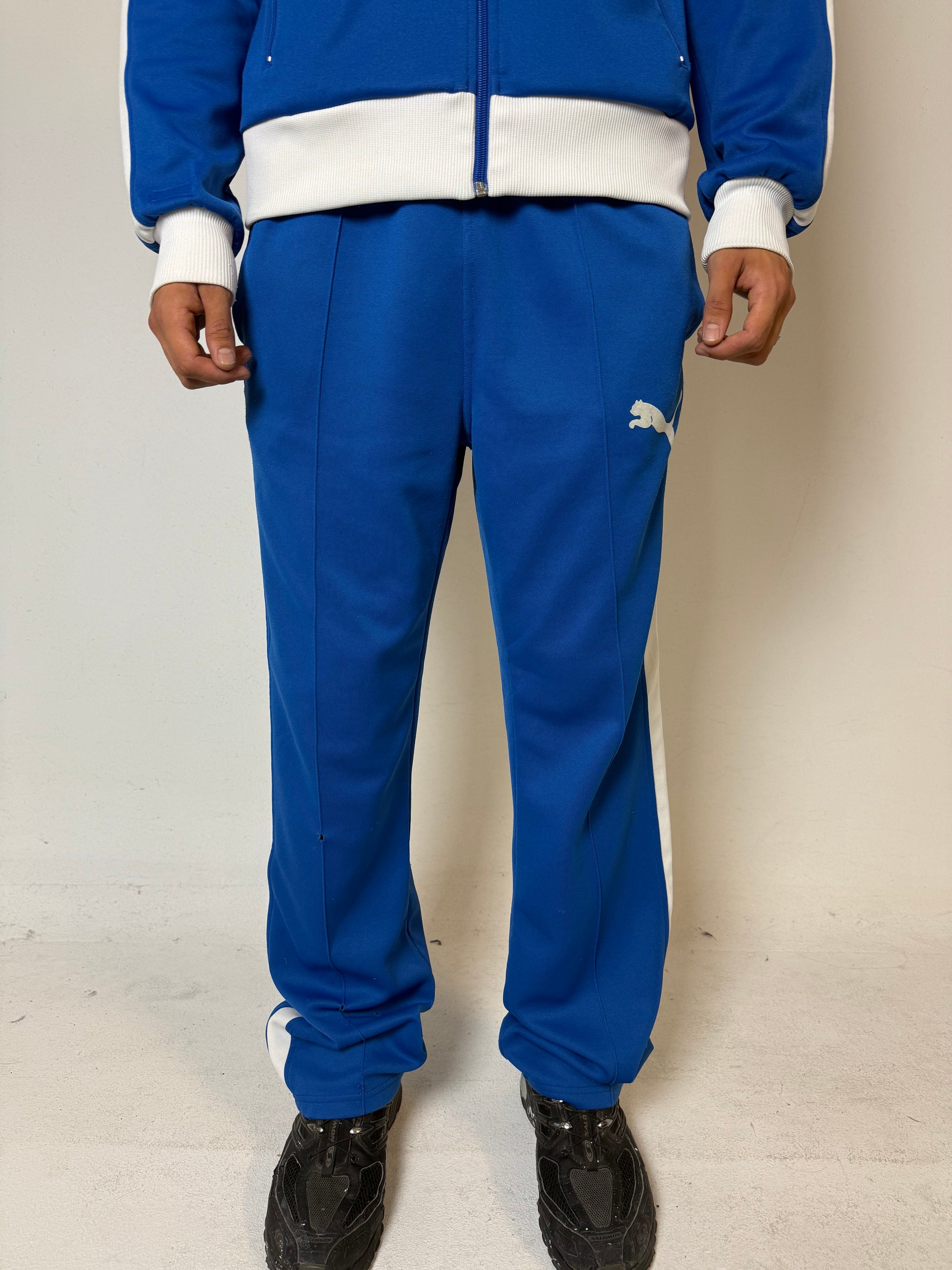 Ein Blau weißes Set von Puma bestehend aus Trackjacke und Trackpants in M/L