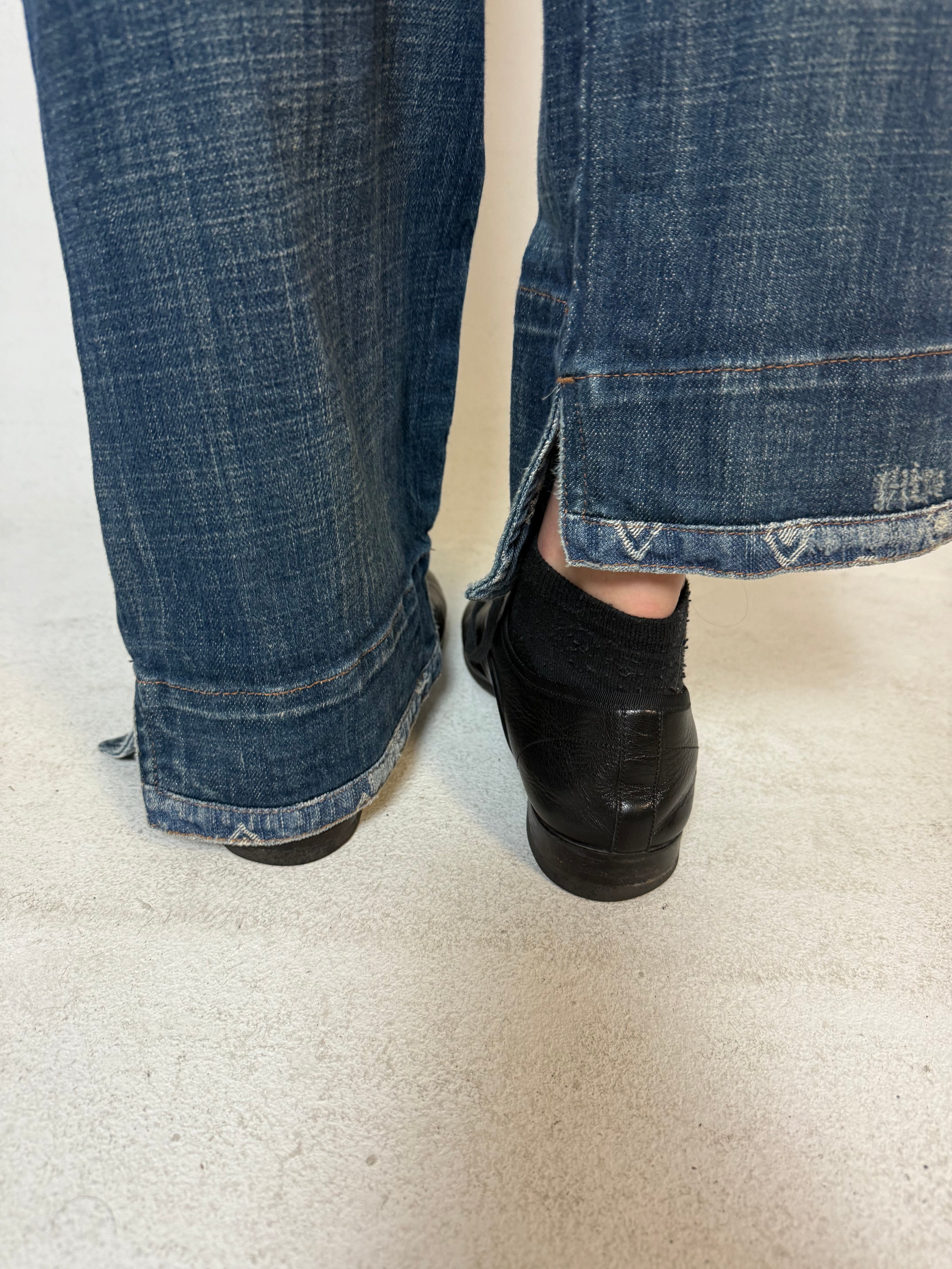 Schwarze gucci Oxford Schuhe mit leichtem Absatz und gucci Logo auf den Schnürsenkeln 