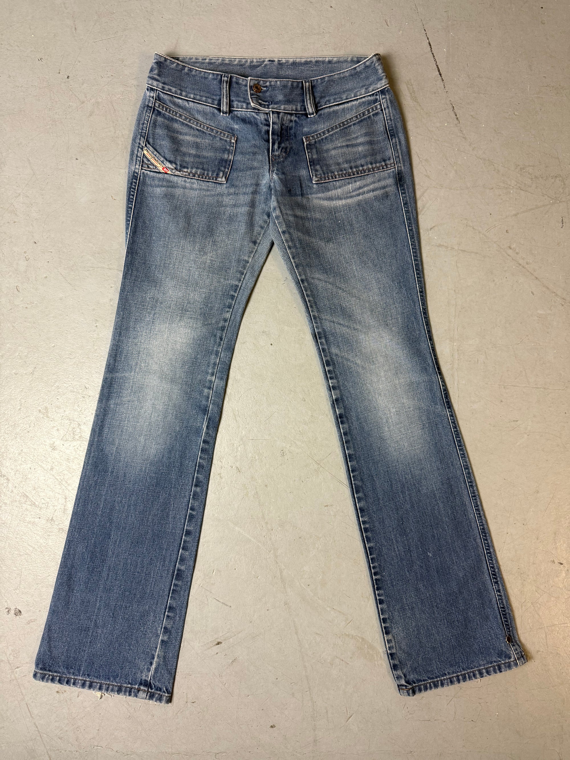 Produktbild von einer Vintage Diesel Mid Waisted Bootcut Jeans von vorne