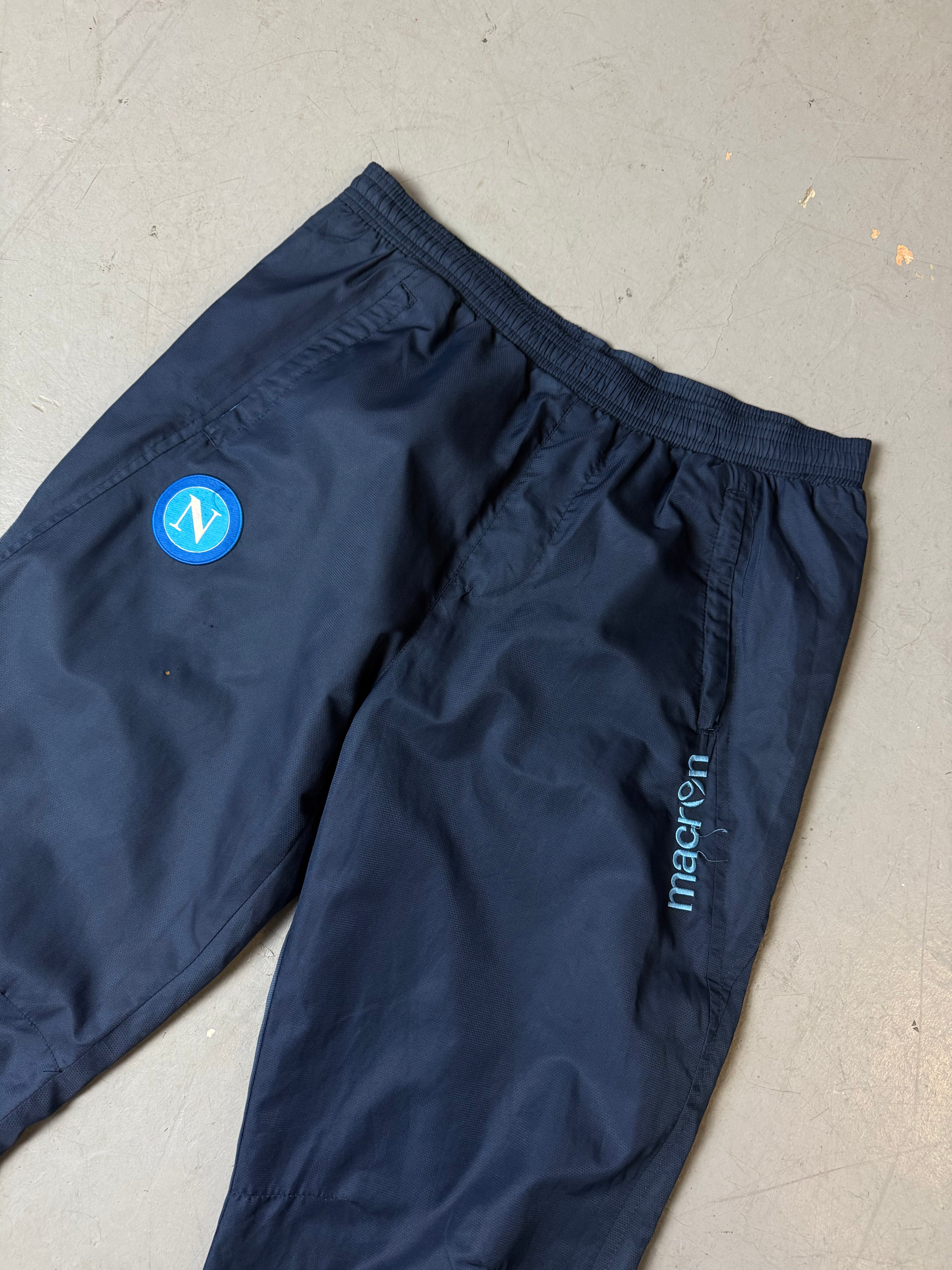 Detailbild von Vintage Macron Blue Napoli Track Pants von. Vorne