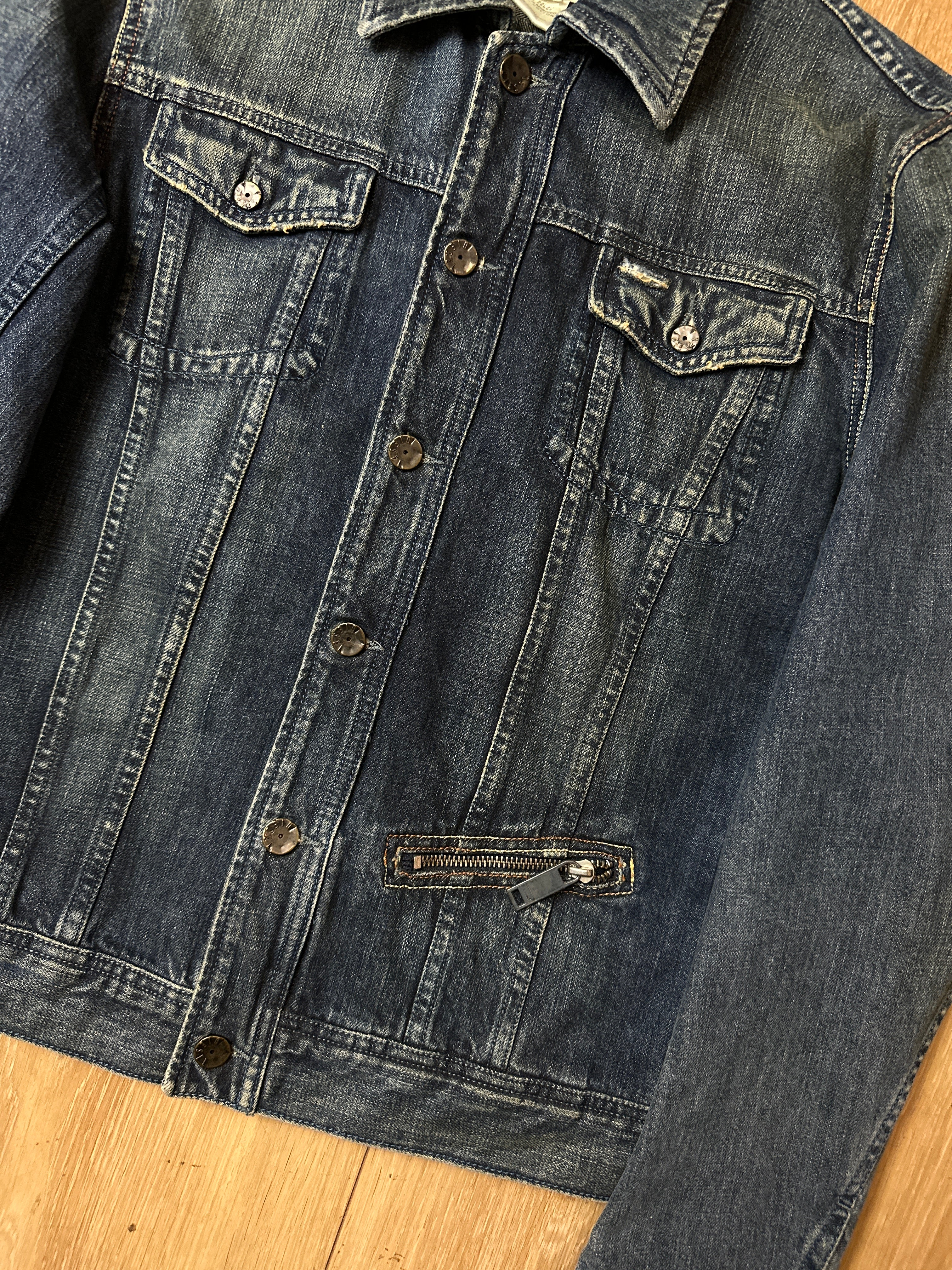 Detailbild von einer Vintage Diesel Denim Jacket von vorne
