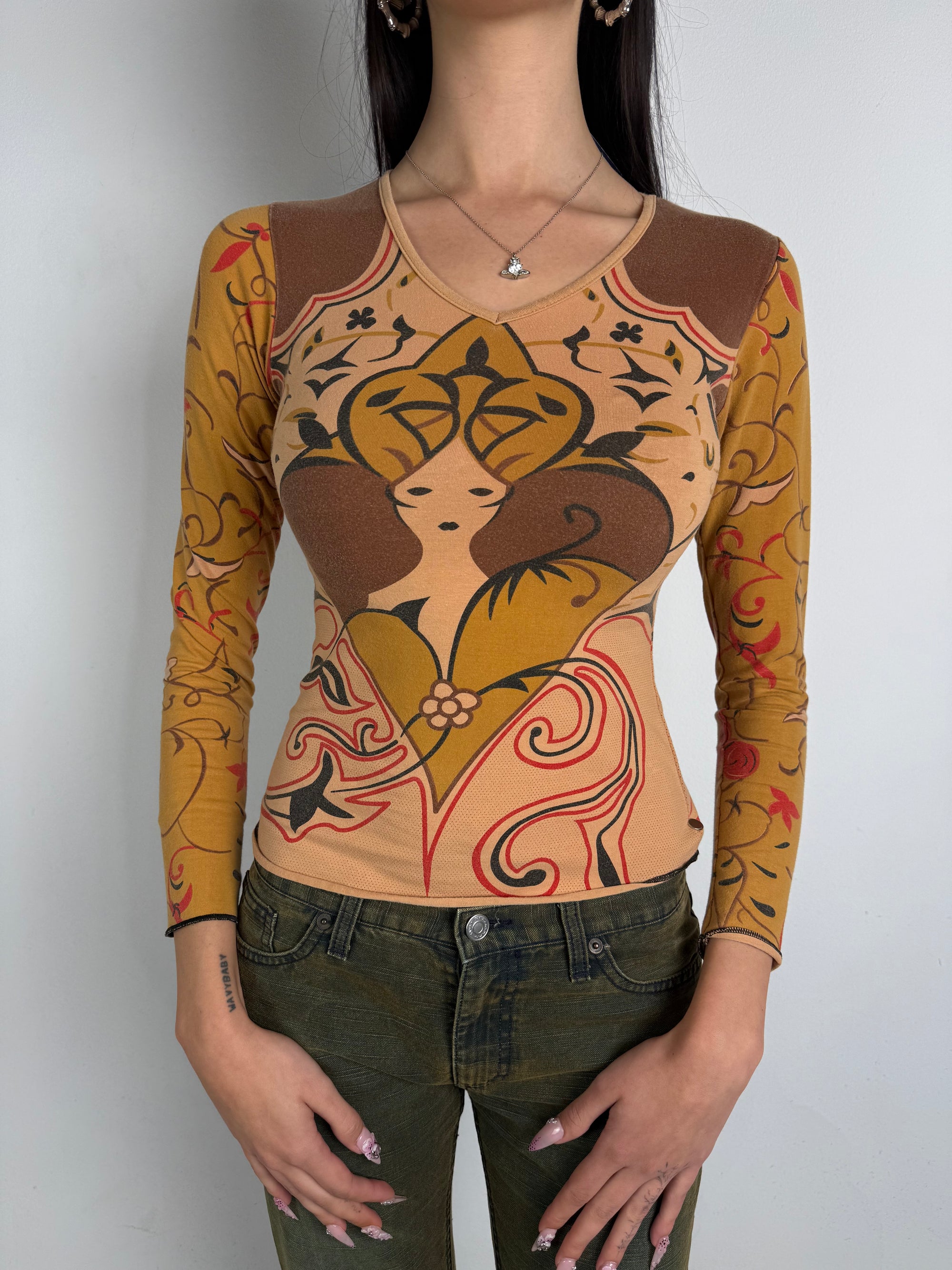 Tragebild von Vintage Orange Printed Longsleeve von vorne