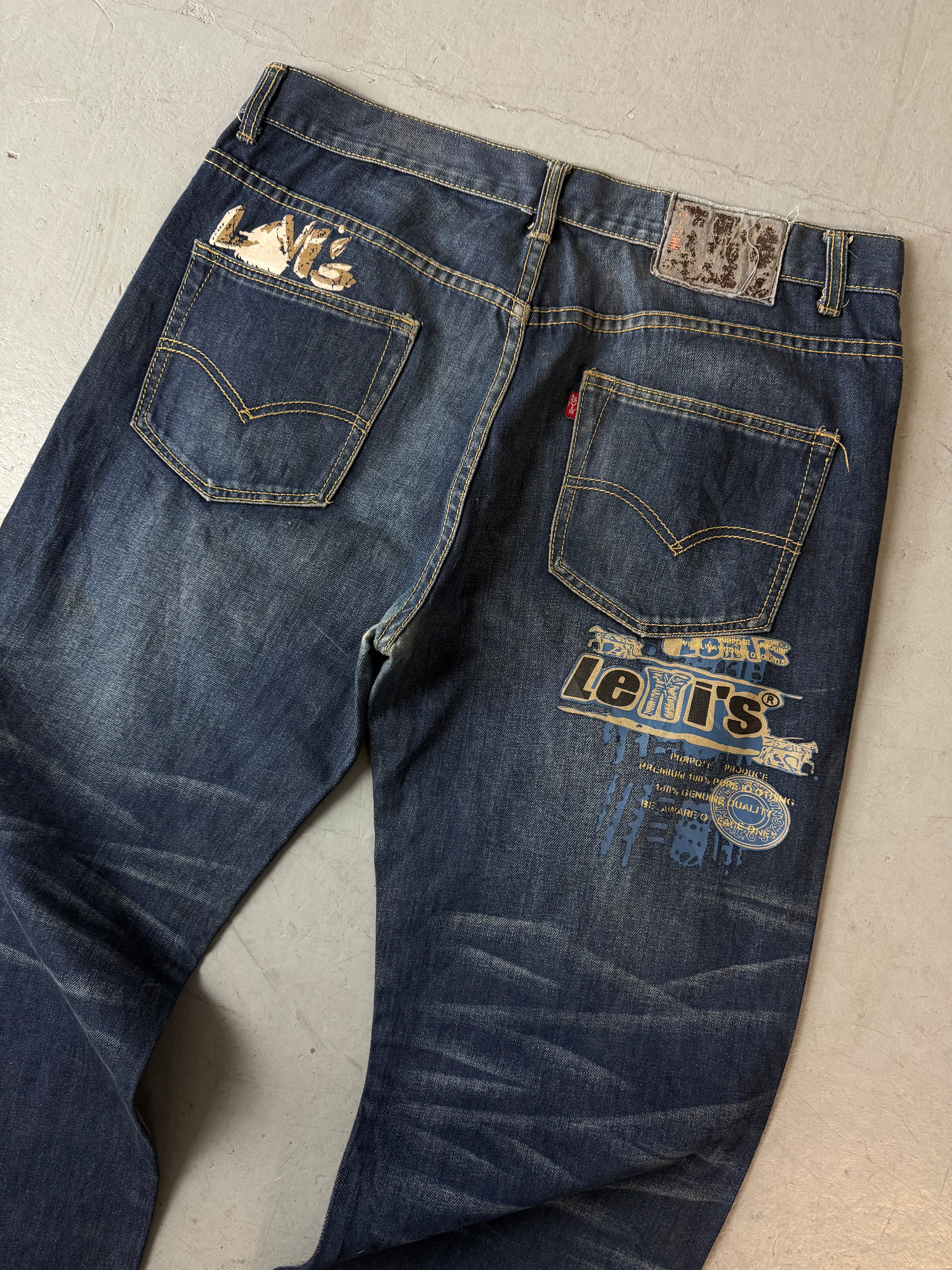 Vintage Levis Dark Blue Baggy Denim with Backprint für Herren. Y2K Second Hand 2000s Fashion