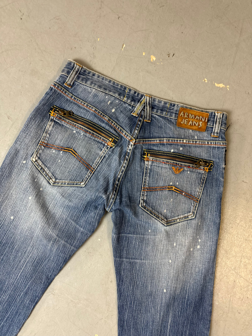 Detailliertes Produktbild von Vintage Armani Jeans Blue Washed Straight Leg Denim M/L von hinten