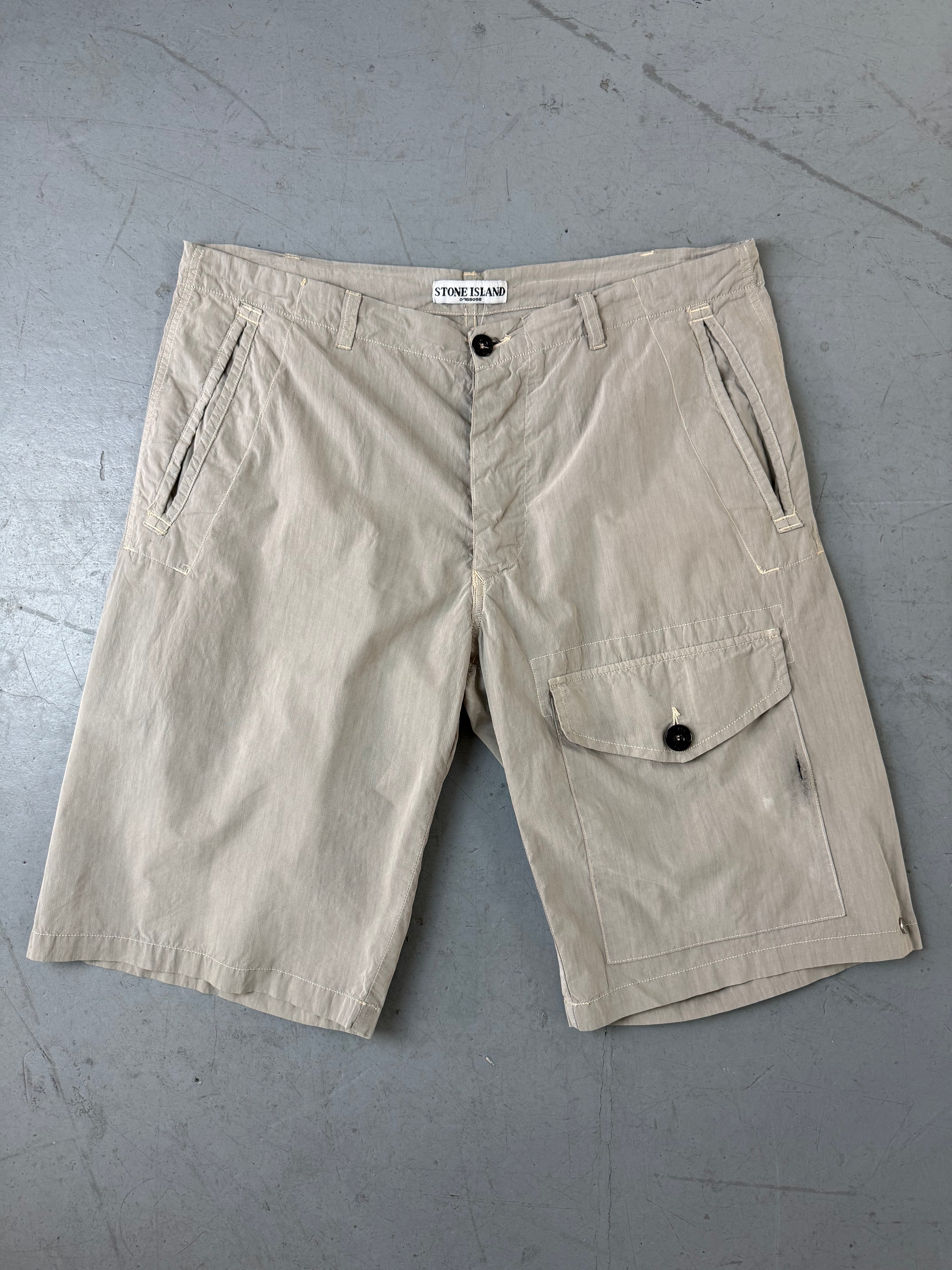 Vintage Stone Island Beige Shorts für Herren. Y2K Second Hand 2000s Fashion