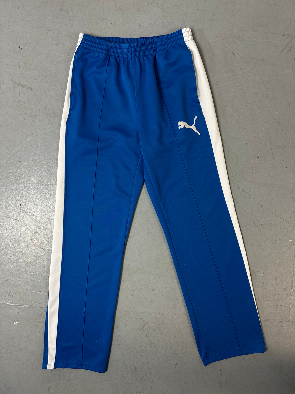 Ein Blau weißes Set von Puma bestehend aus Trackjacke und Trackpants in M/L