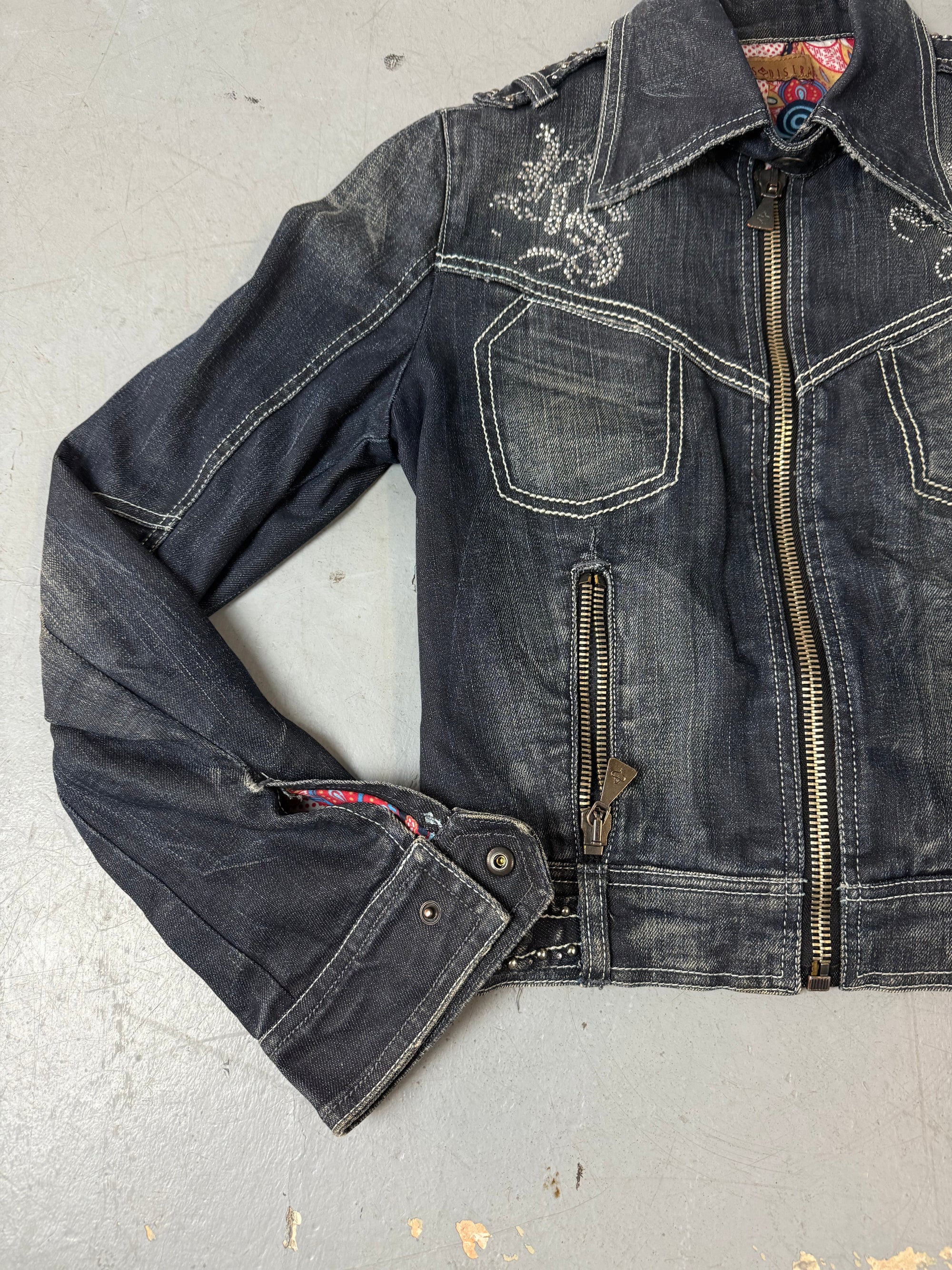 Eine blau-graue Jeansjacke mit strasssteinchen 