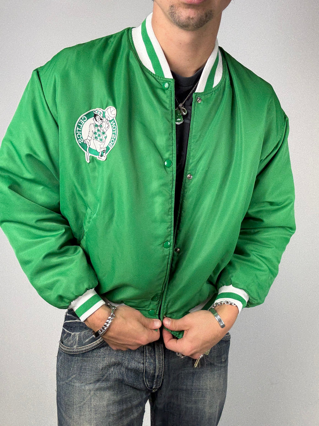 Tragebild von NBA Boston Celtics Green Bomber Jacket von vorne
