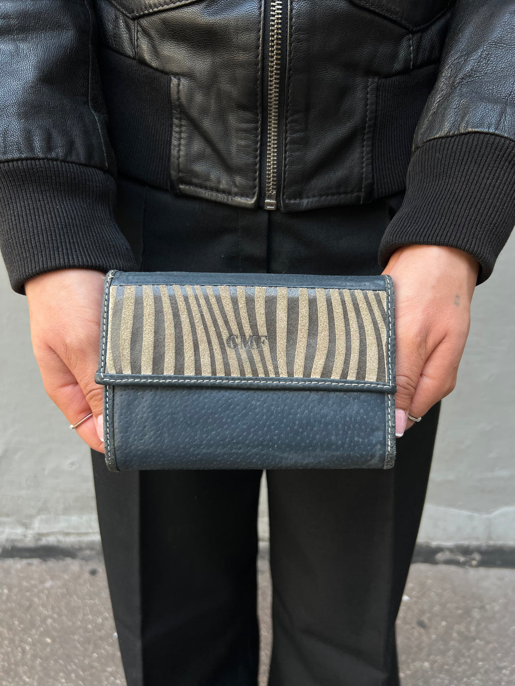 Bild von blau grauem Geldbeutel von vorne