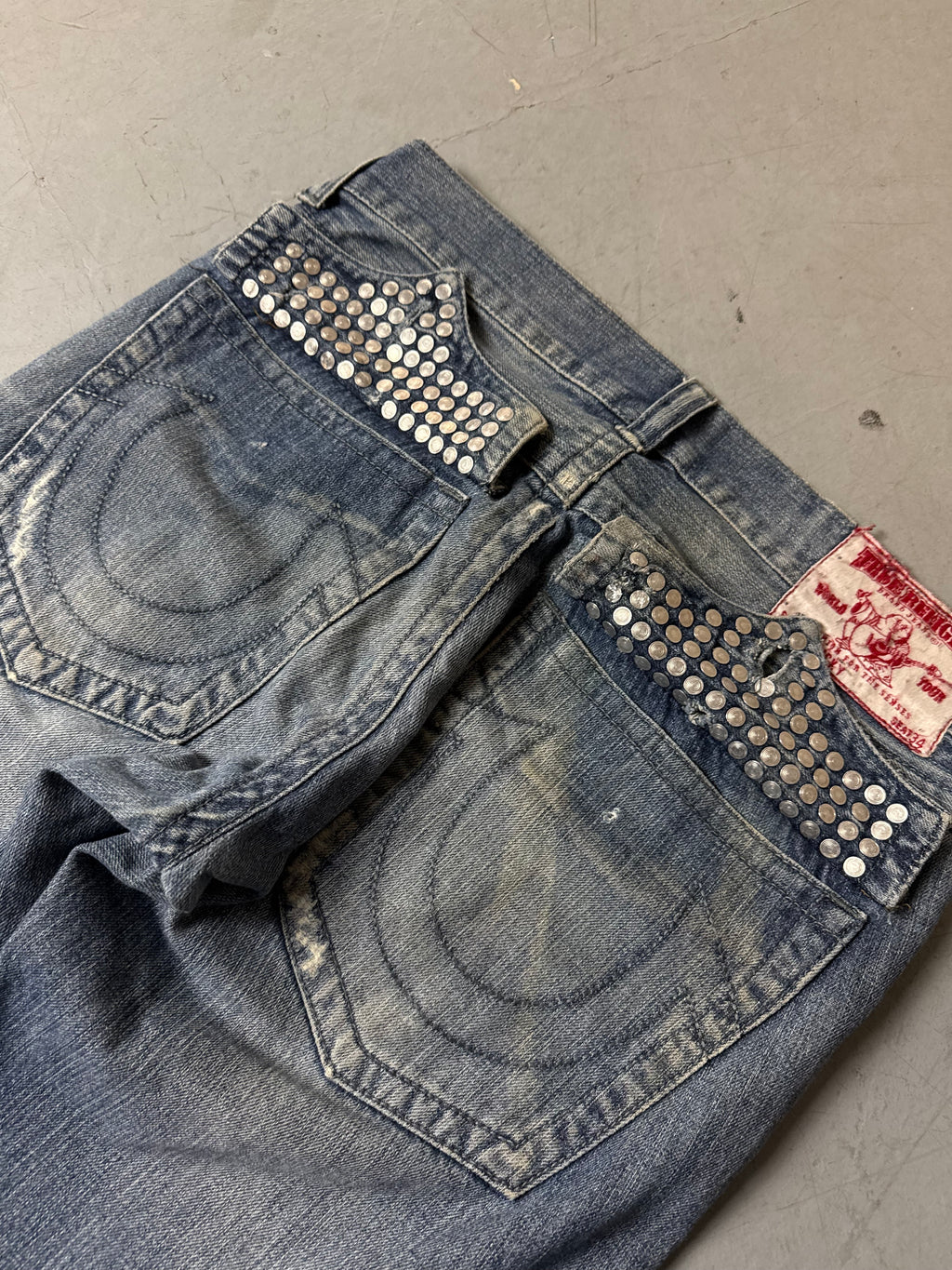 Detailliertes Produktbild von Vintage True Religion Baggy Denim with Studded Pockets M/L von hinten