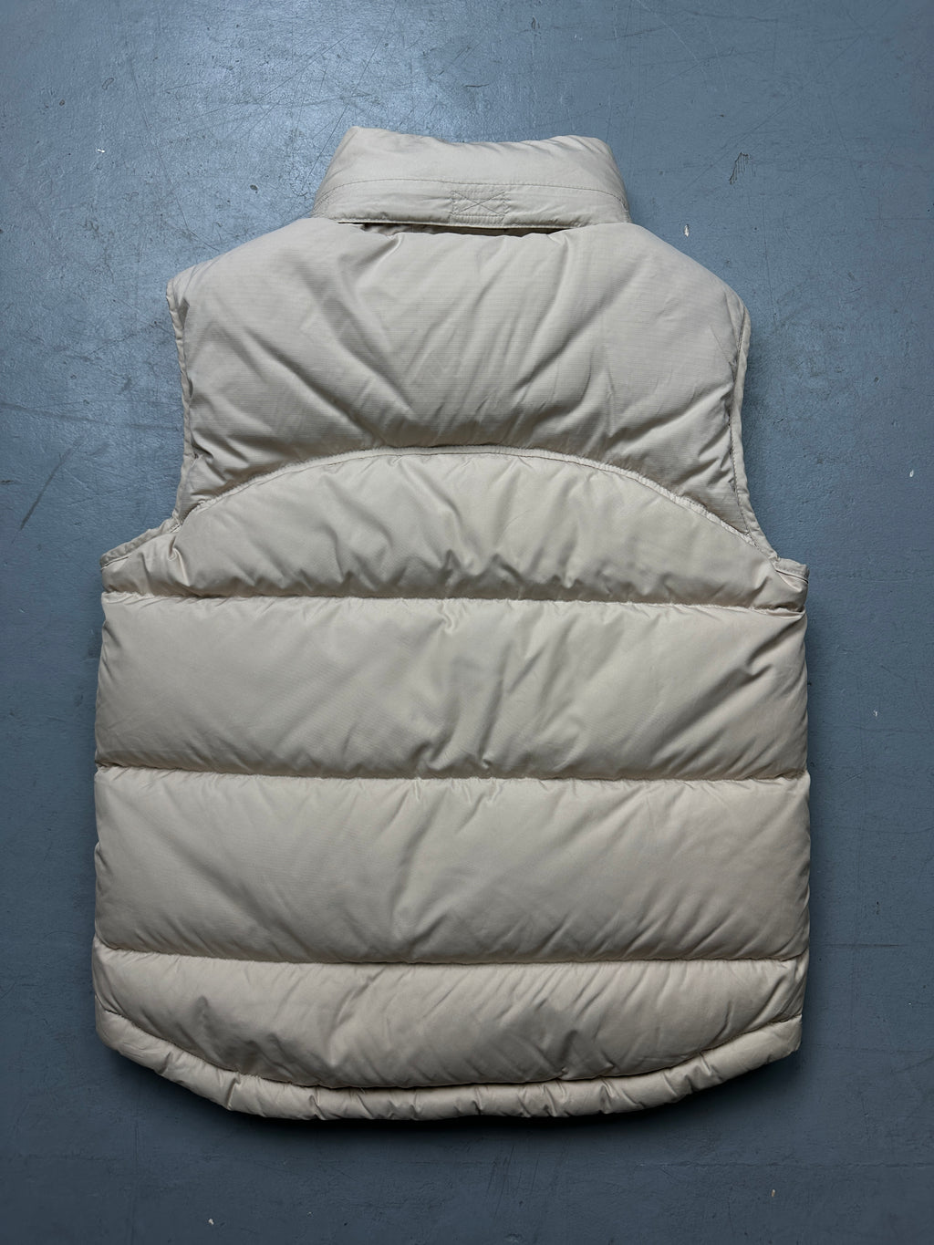 Vintage Nike Cream Down Puffer Vest für Männer. Y2K Secondhand 2000s Fashion