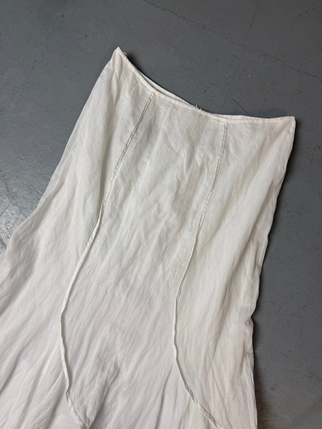 Produktbild von Weisem Maxi Rock auf grauem Boden 