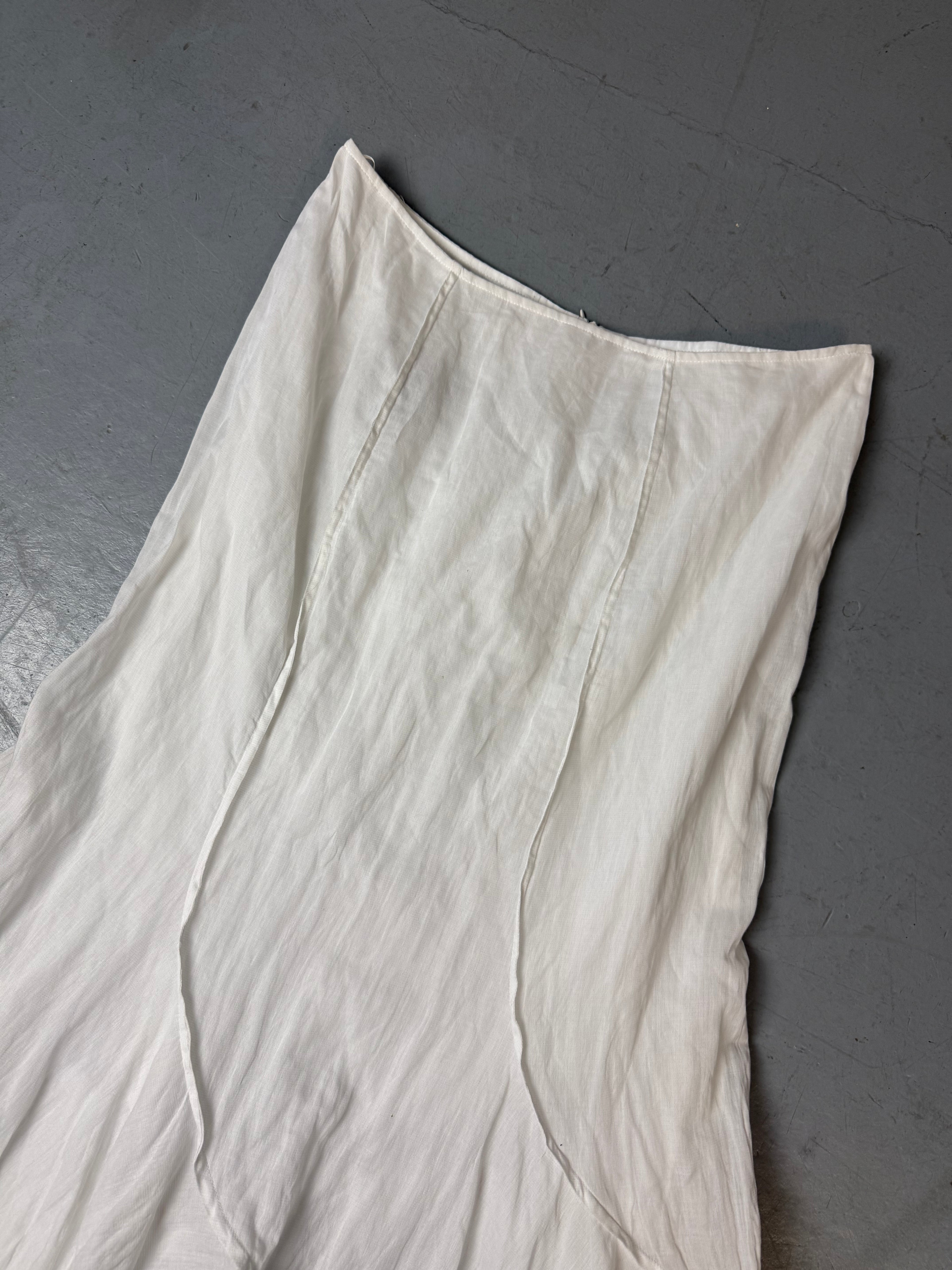 Produktbild von Weisem Maxi Rock auf grauem Boden 