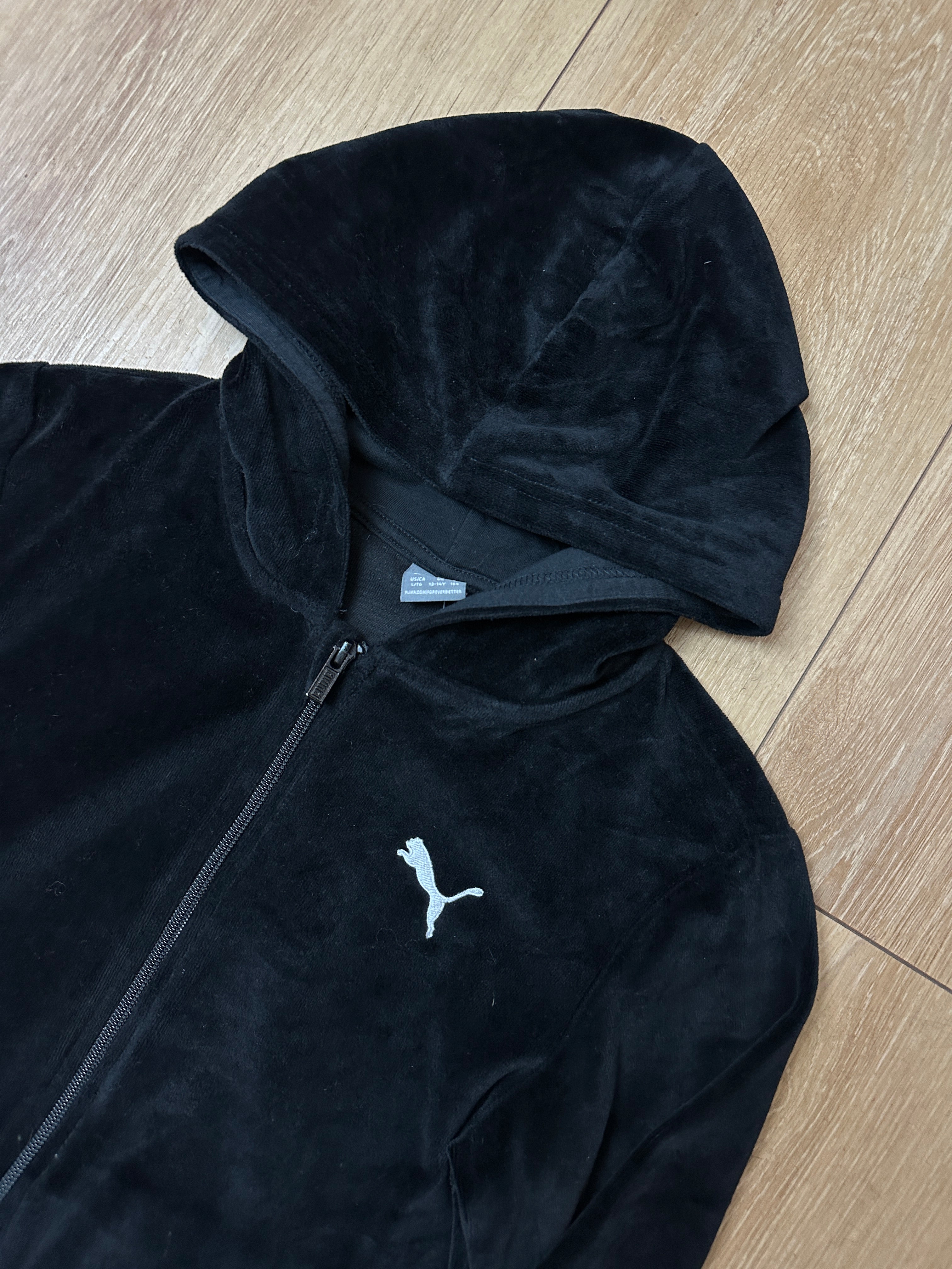 Eine schwarze zip Jacke von Puma in velour in M/L 