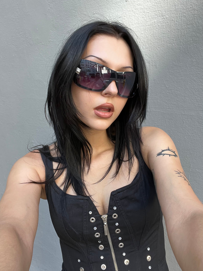 Tragebild von Vintage Sunglasses vor grauer Wand