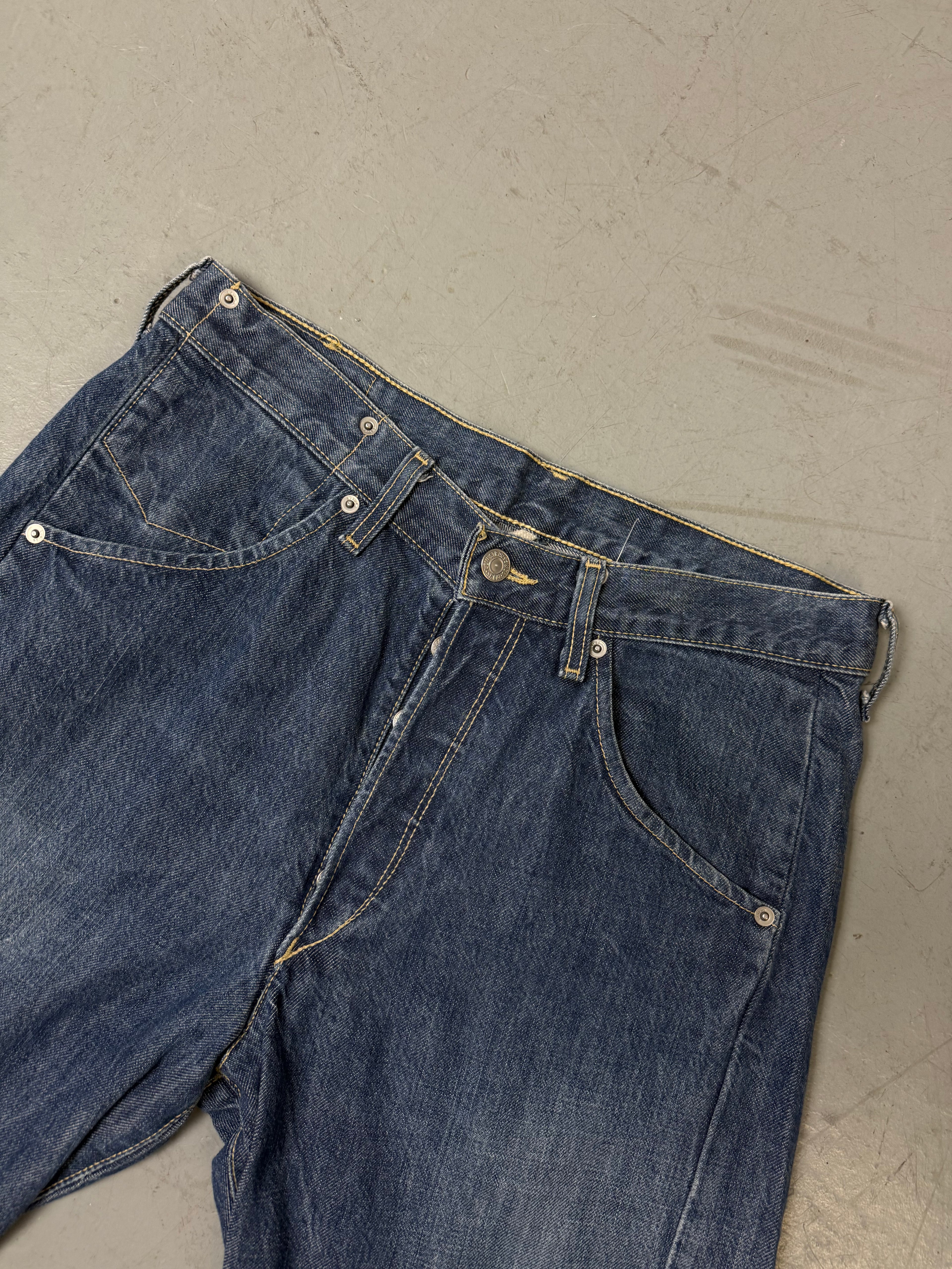 Eine dunkelblaue Levi’s Jorts in M/L