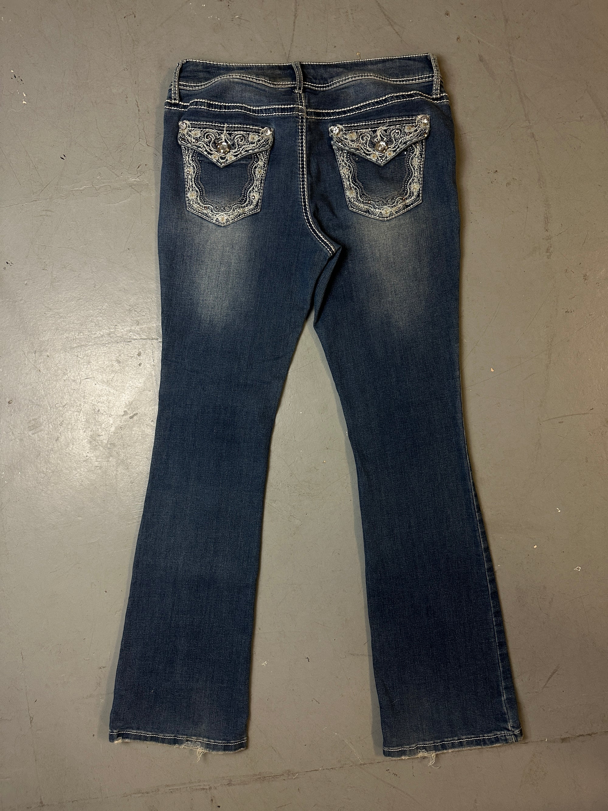 Produktbild von Vintage Stoned and Stitched Backpocket Denim Von hinten