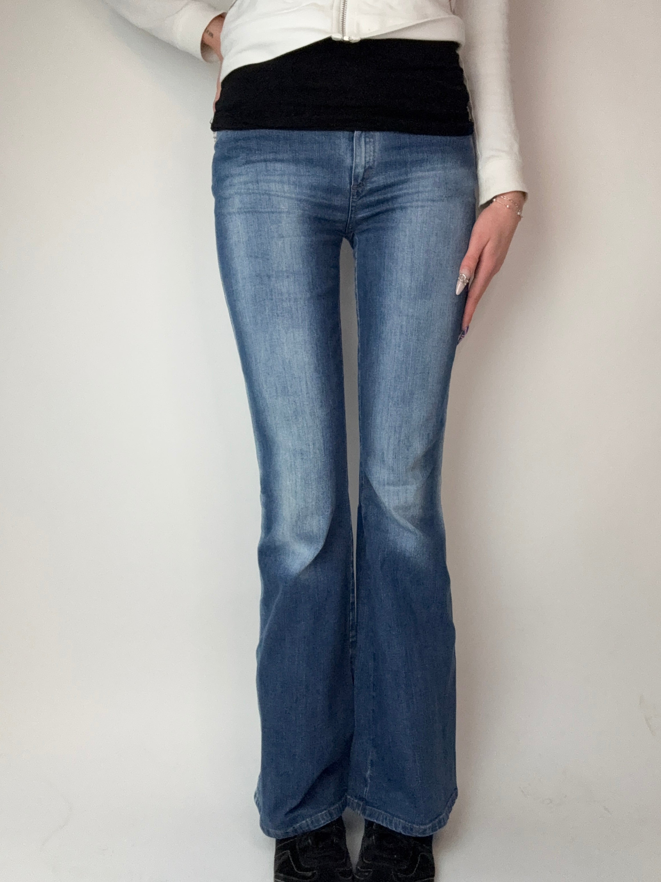 Vintage Onyx Flared Low Waist Jeans für Damen. Y2K Second Hand 2000s Fashion