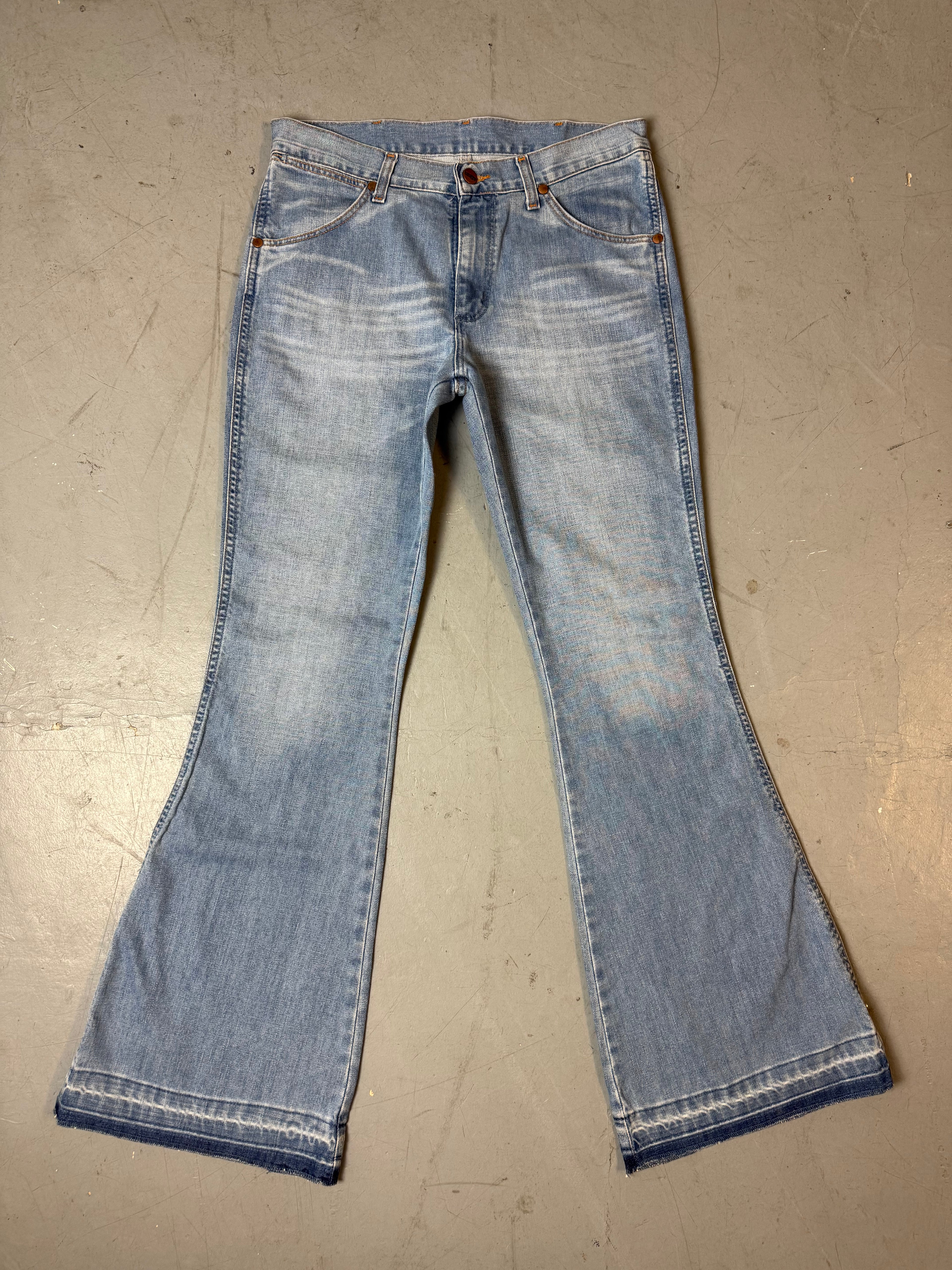 Produktbild von Vintage Wrangler Light Blue Flared Denim von Vorne