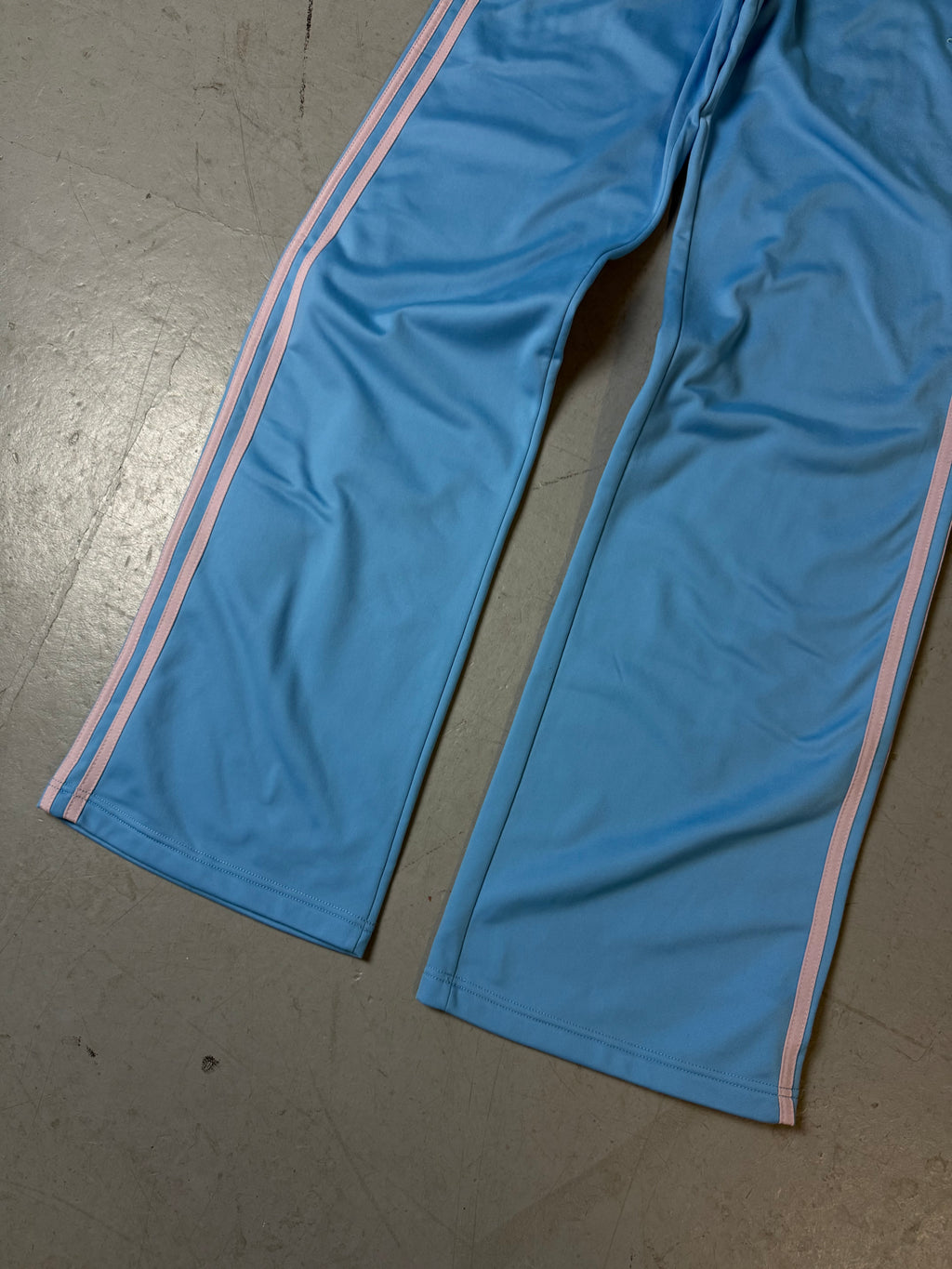 Ein babyblaues Track Set von Adidas vintage Y2K tracksuit 