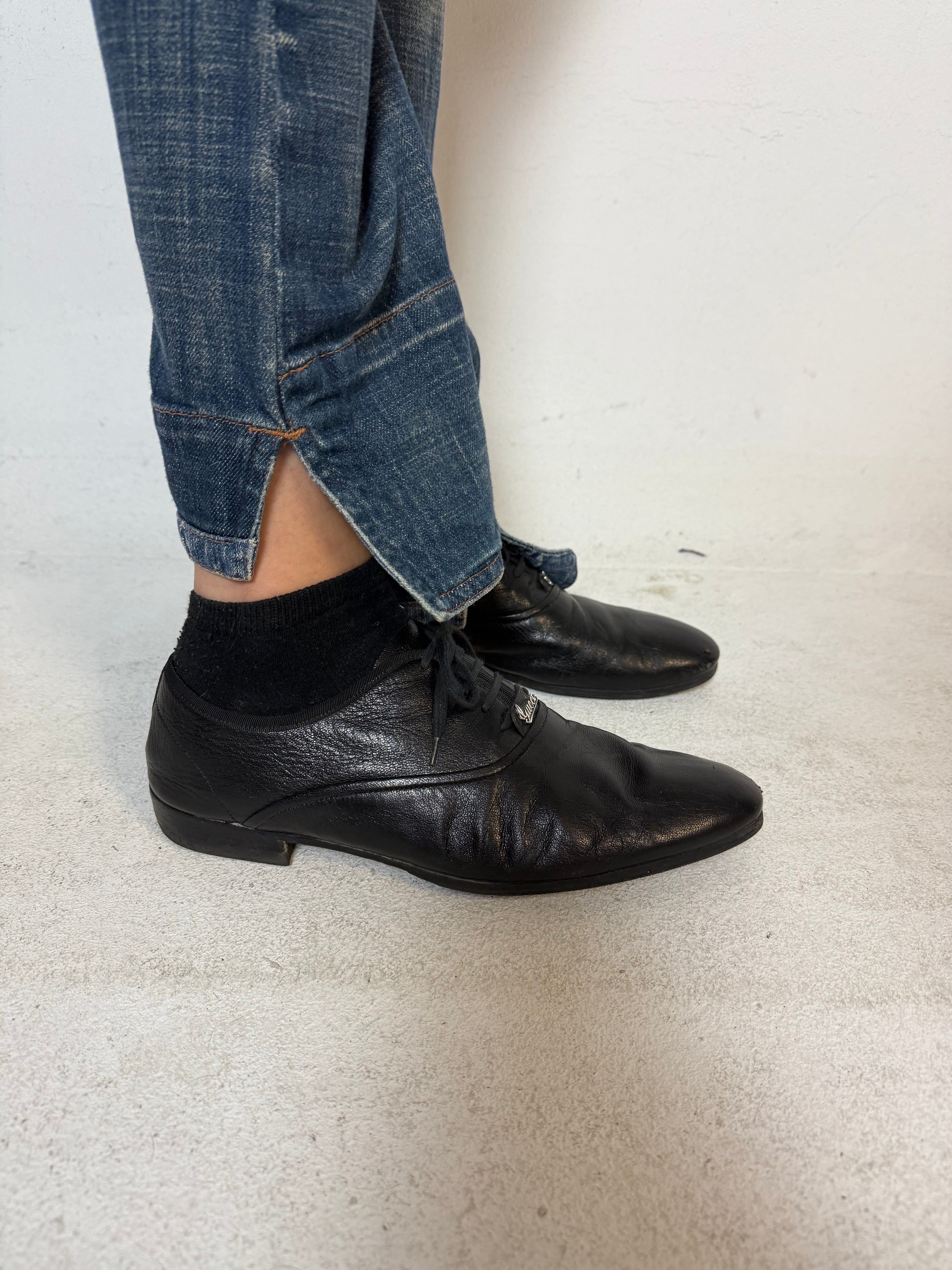 Schwarze gucci Oxford Schuhe mit leichtem Absatz und gucci Logo auf den Schnürsenkeln 