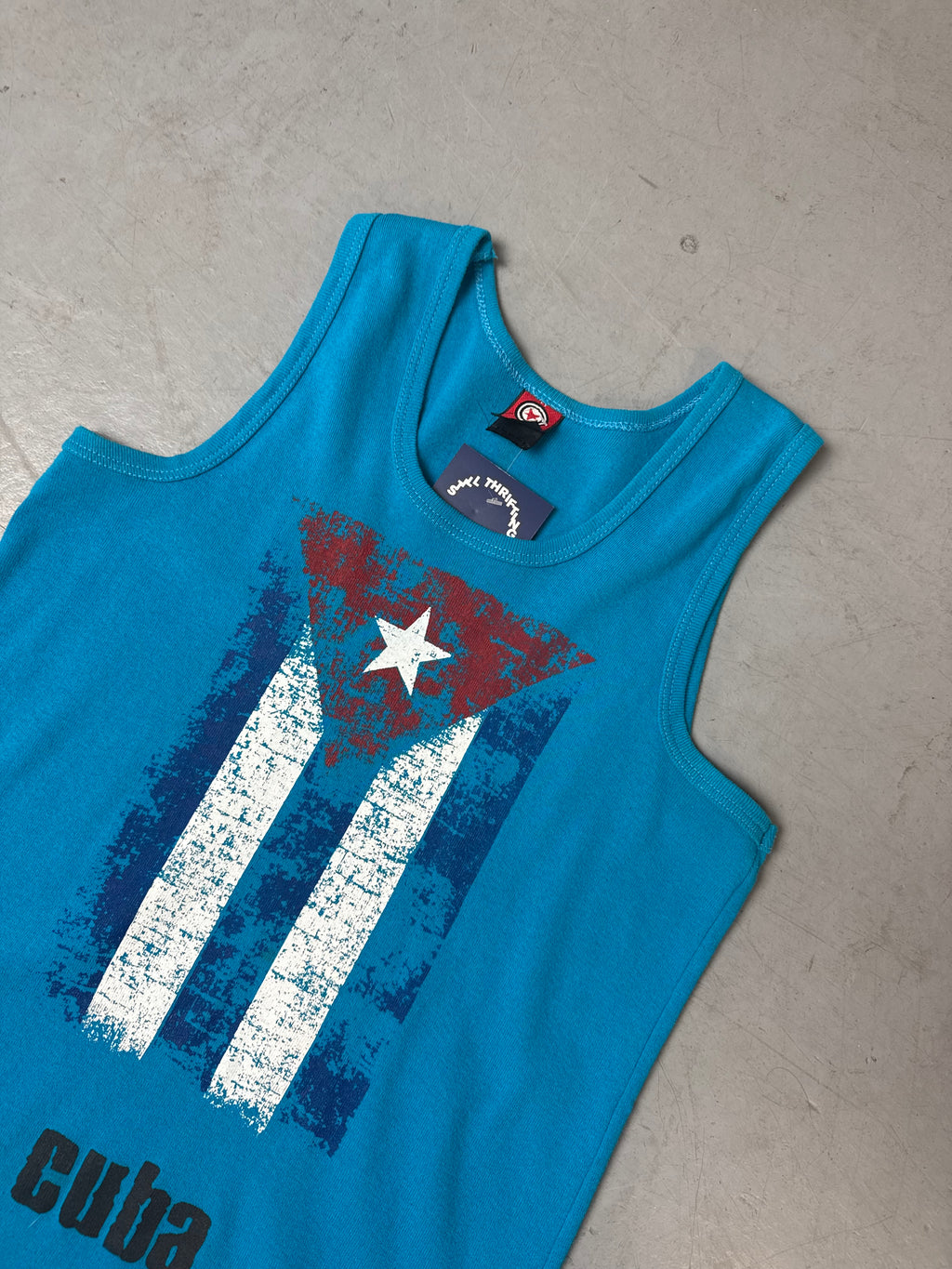 Produktbild von blauem Cuba Tank Top auf grauem Boden