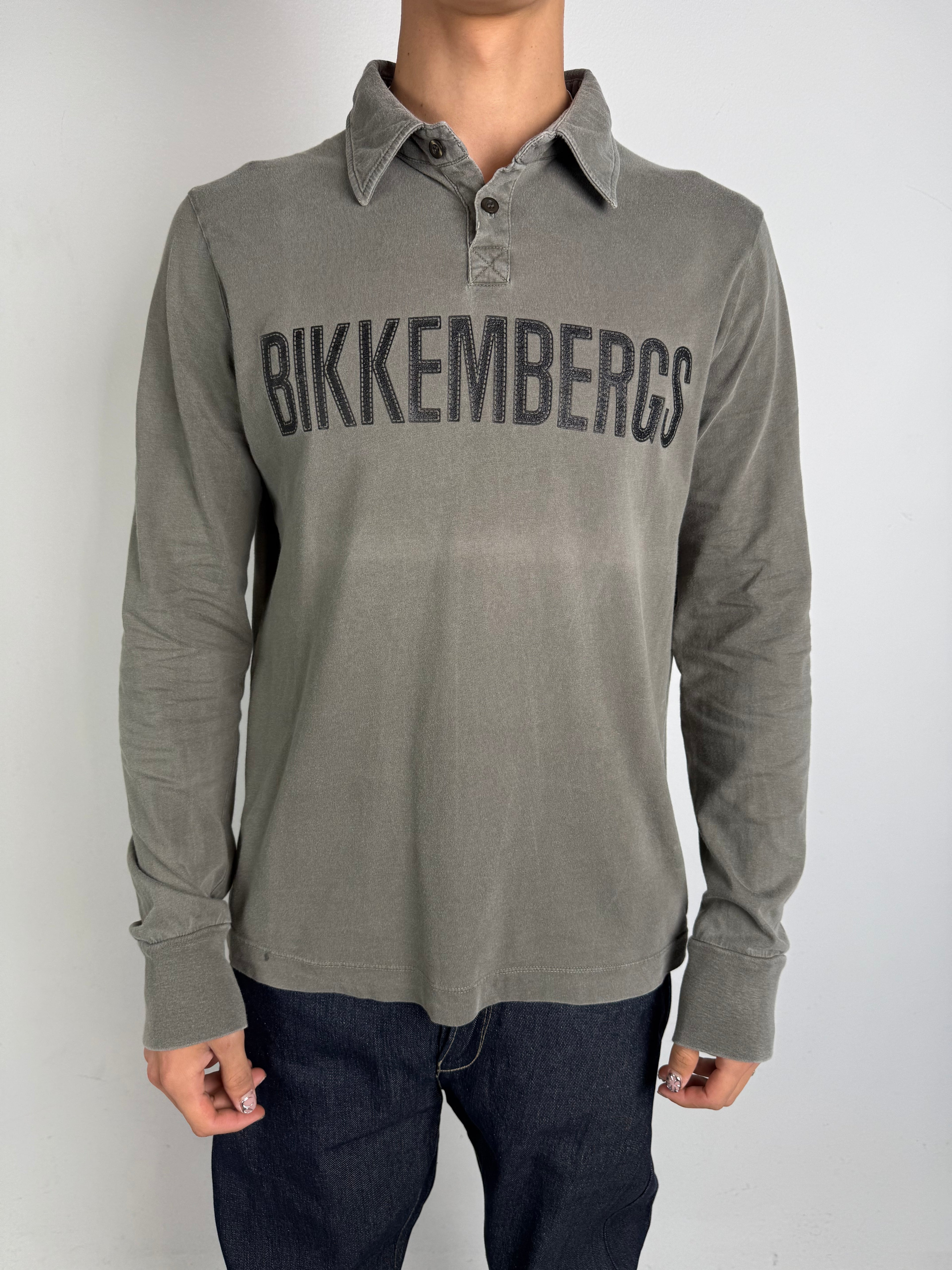 Tragebild von grauem Dirk Bikkembergs Langarm vor grauer Wand