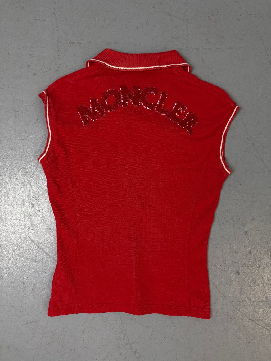 Ein rotes Moncler Polo ärmellos mit Moncler auf dem Rücken 