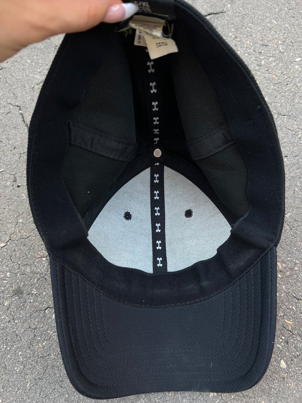 Eine schwarze Under Armour Cap mit dem Logo auf der Vorderseite 