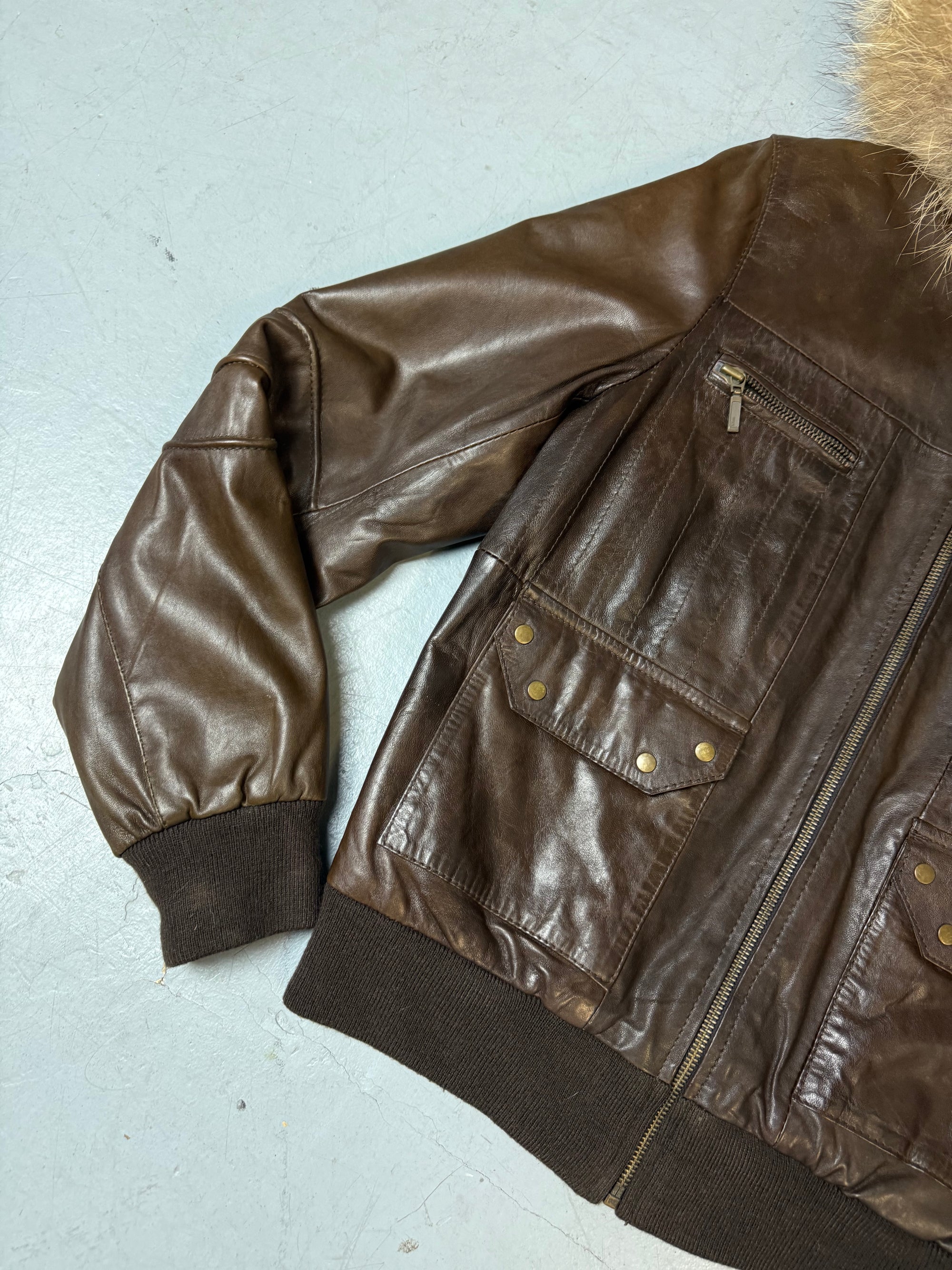 Eine braune echtleder Jacke von Conbipel mit faux fur kauptze 