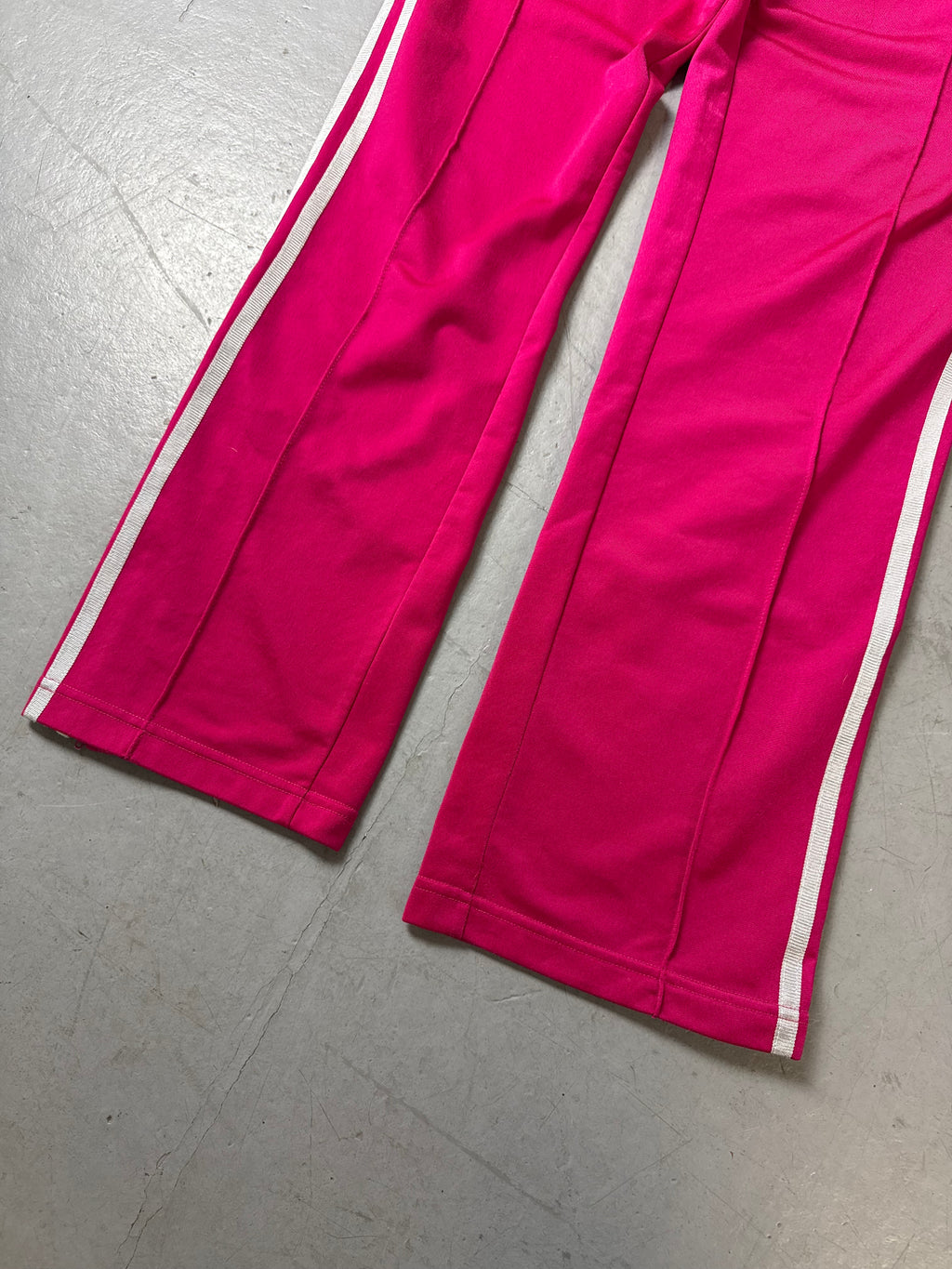 Detailbild von Vintage Adidas Pink Y2K Track Pants von vorne