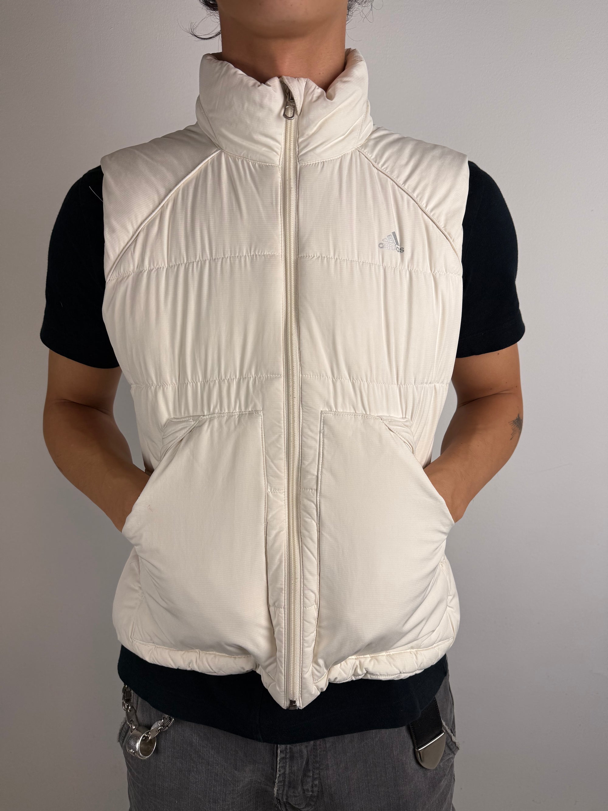 Tragebild von Vintage Adidas White Puffer Vest M von vorne
