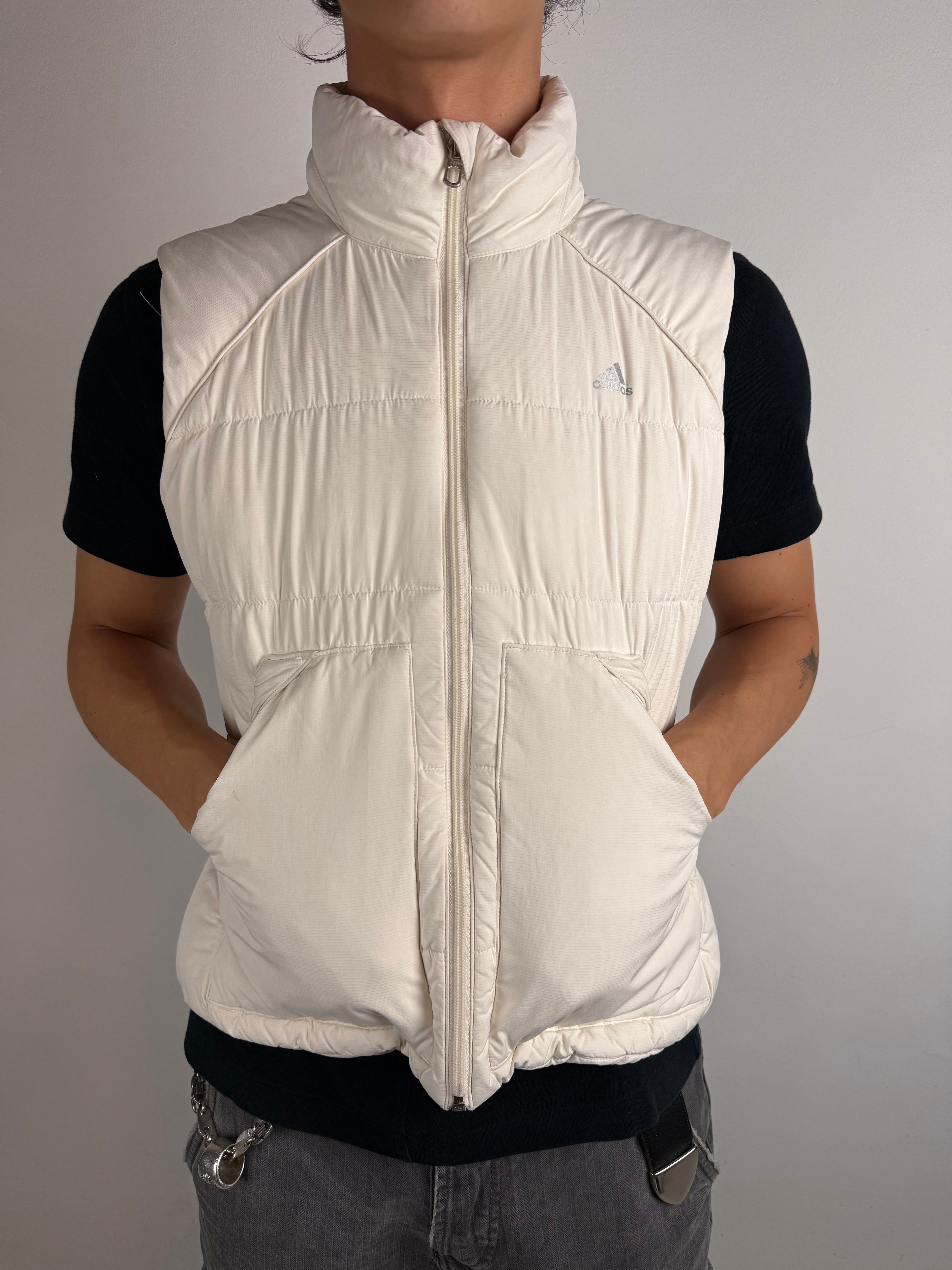 Tragebild von Vintage Adidas White Puffer Vest M von vorne