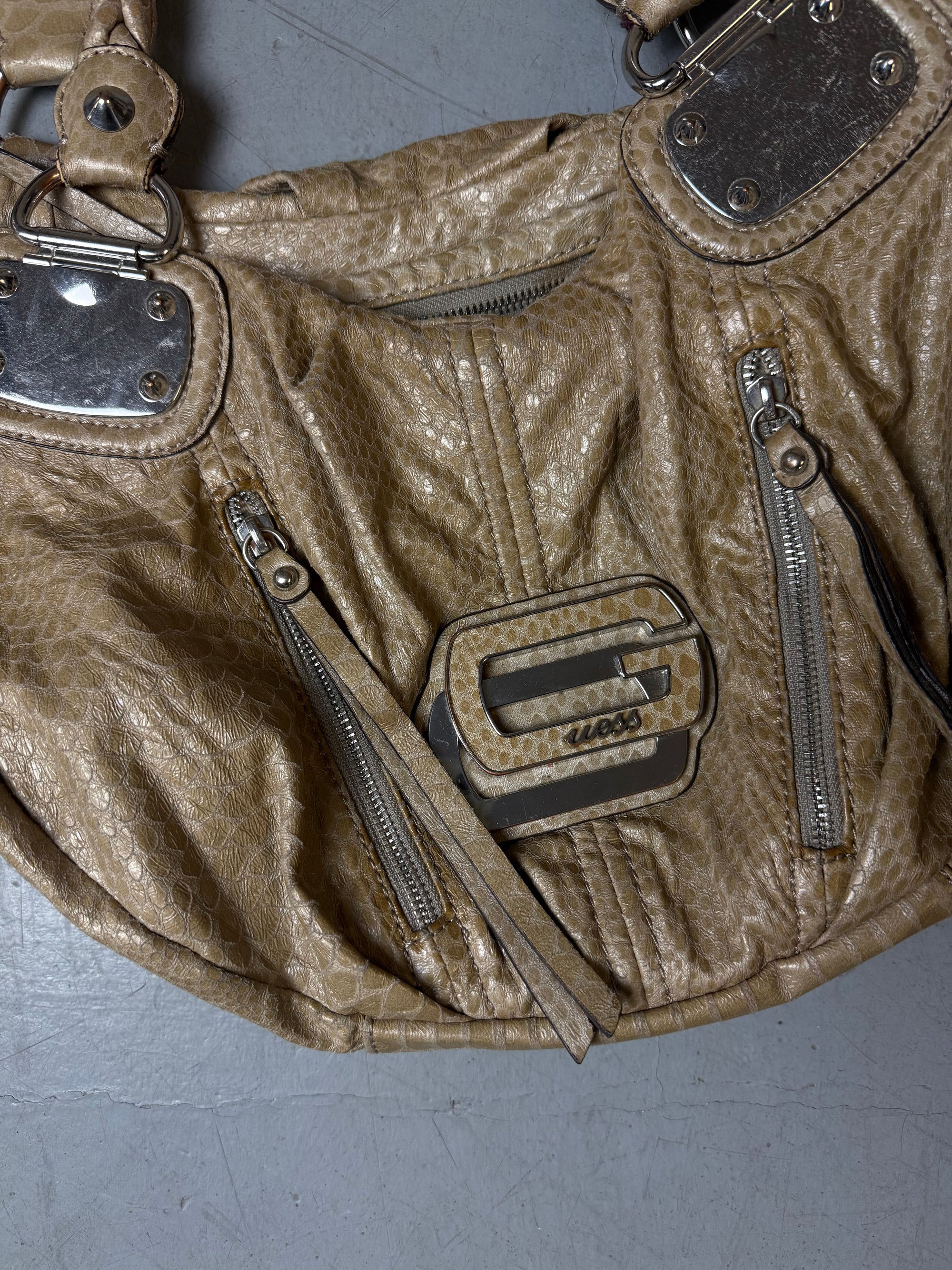 Detailbild von einer Vintage Guess Y2K Beige Snake Optic Bag von Monogram