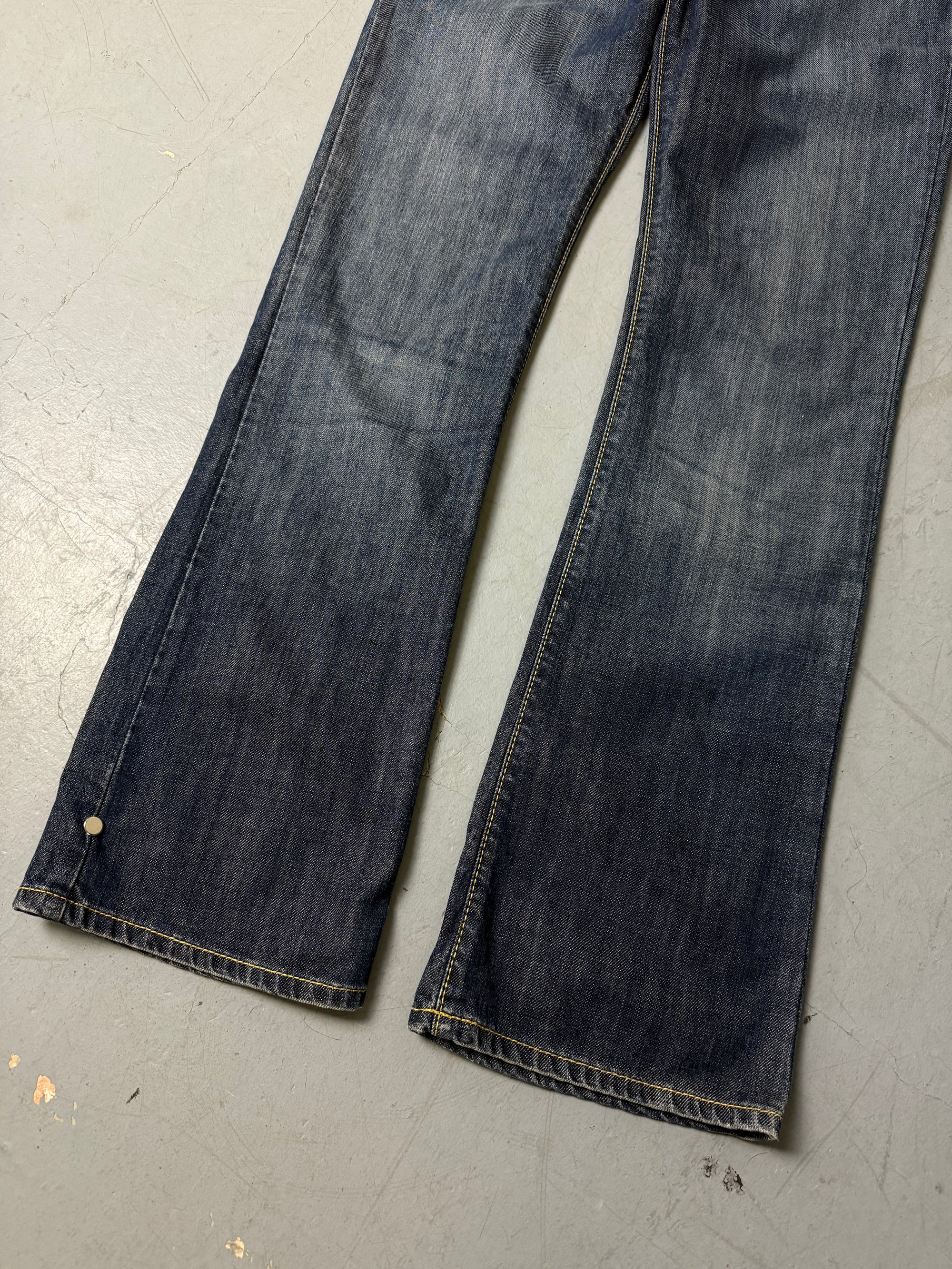 Eine dunkelblaue bootcut denim eans von miss sixty 