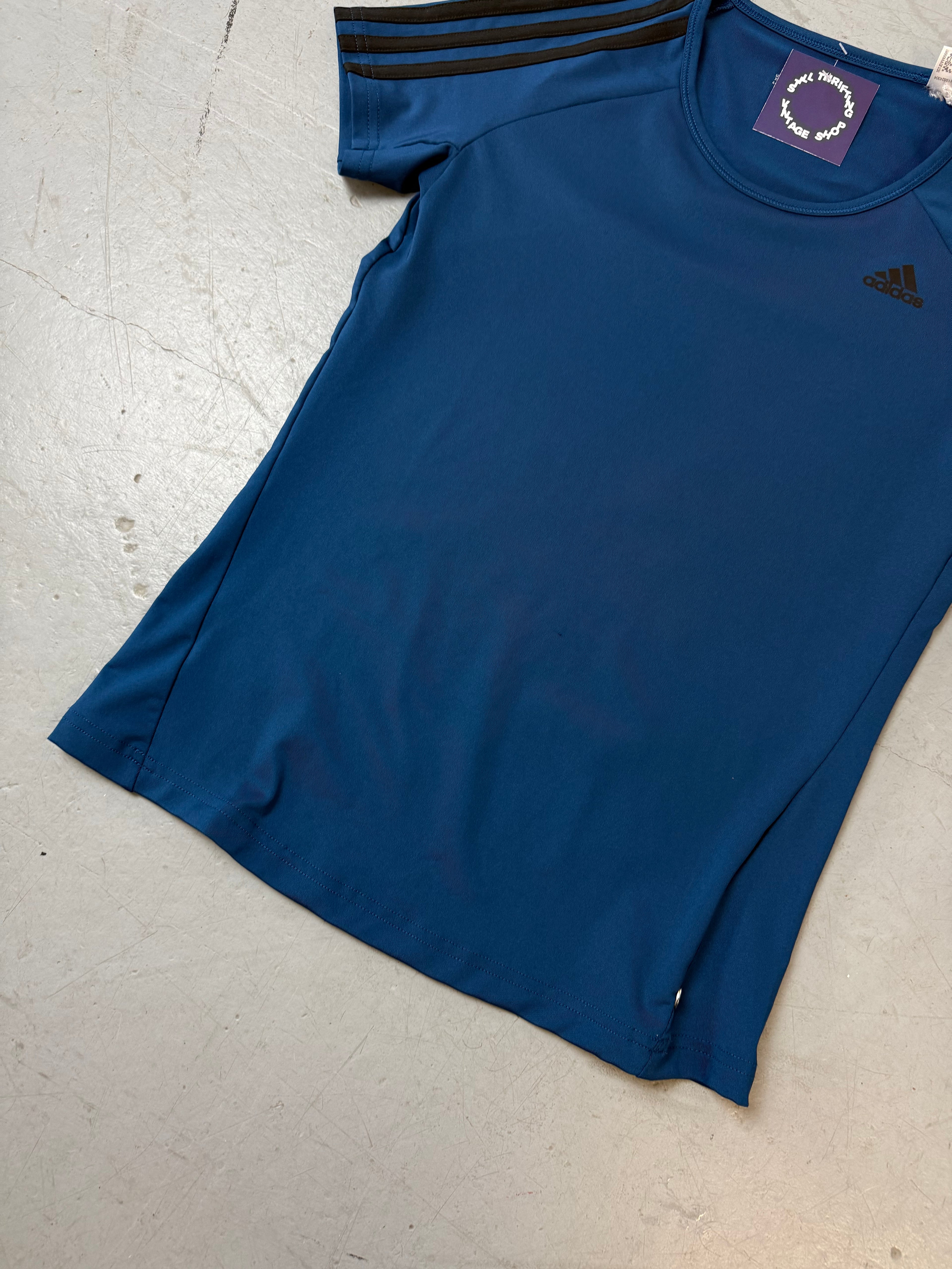 Vintage Adidas Dark Blue Slim Fit T-Shirt für Damen. Y2K Second Hand 2000s Fashion