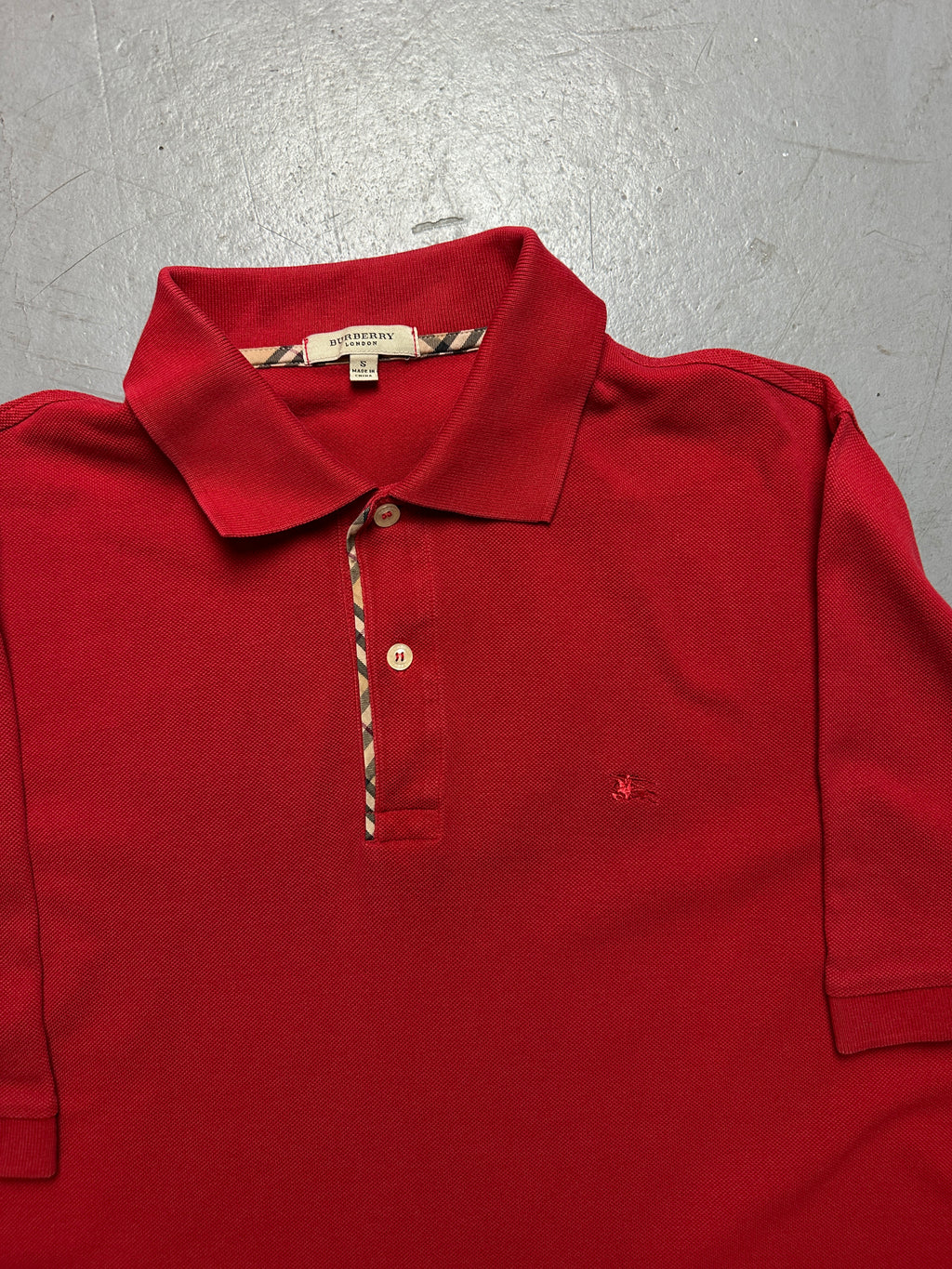 Detailliertes Produktbild von Vintage Red Burberry Polo M/L von vorne
