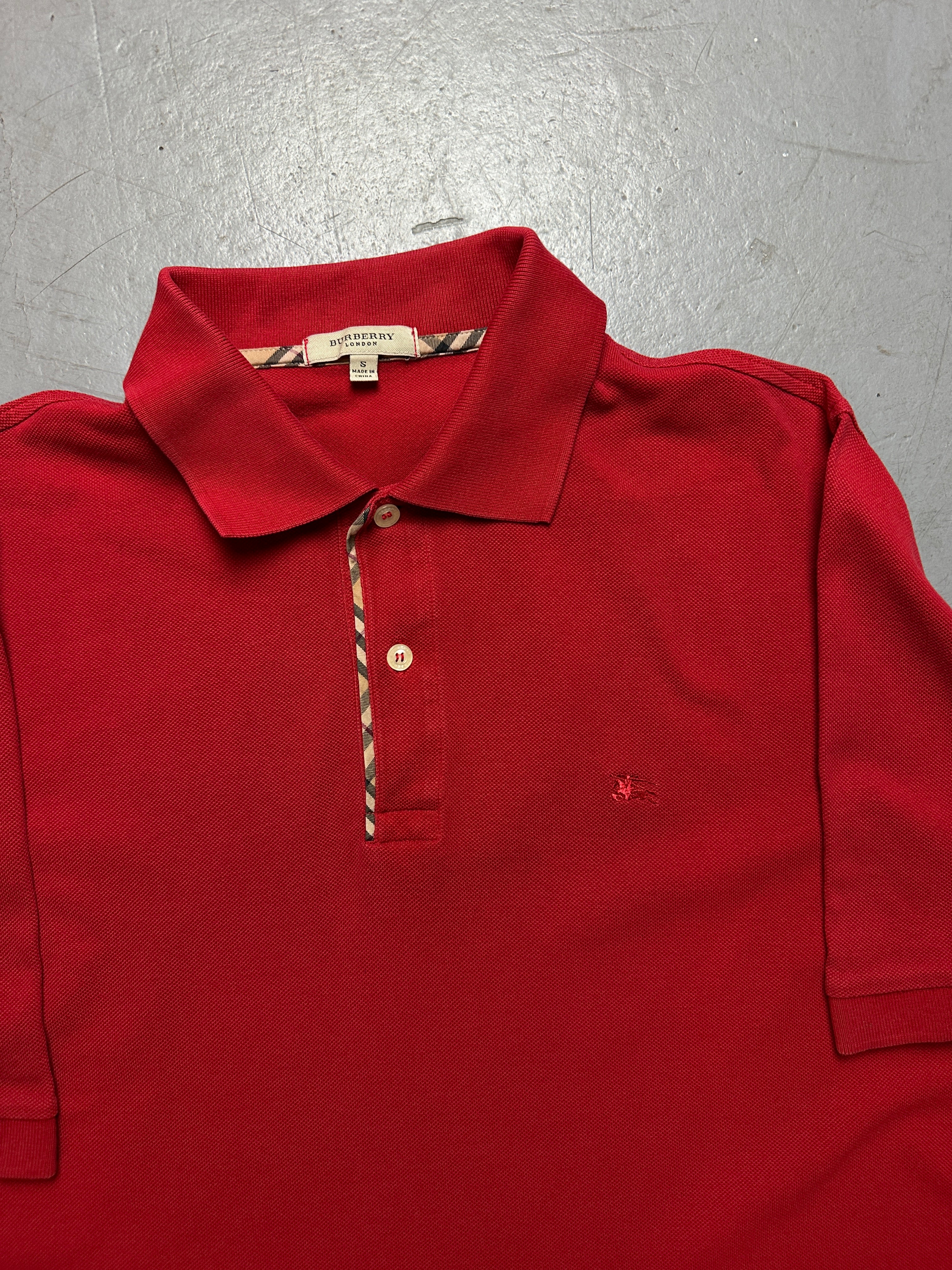 Detailliertes Produktbild von Vintage Red Burberry Polo M/L von vorne